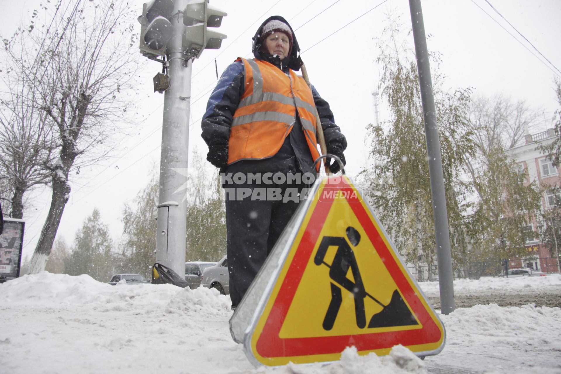 Барнаул. Уборка снега на улице города.