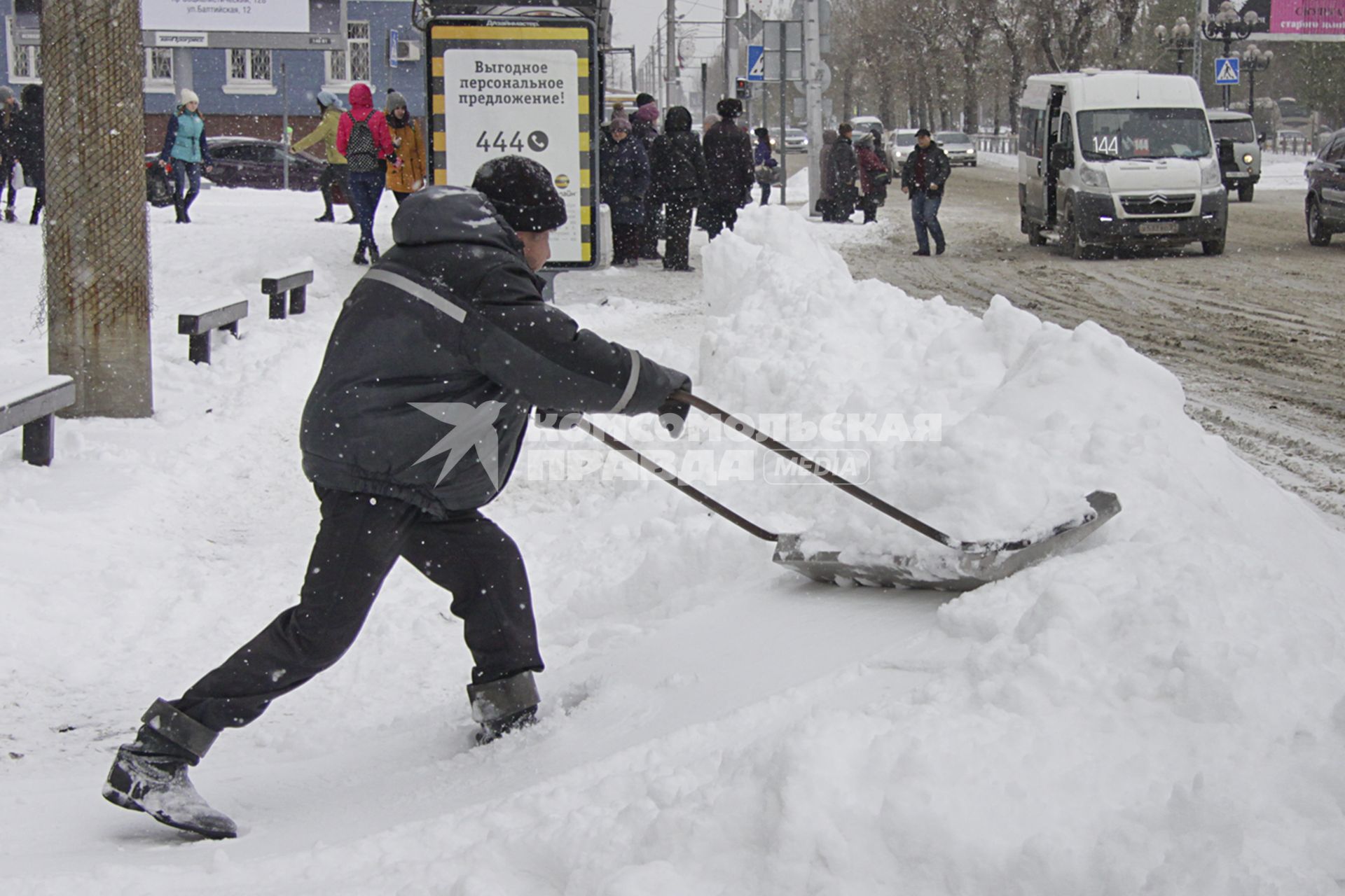 Барнаул. Уборка снега на улице города.