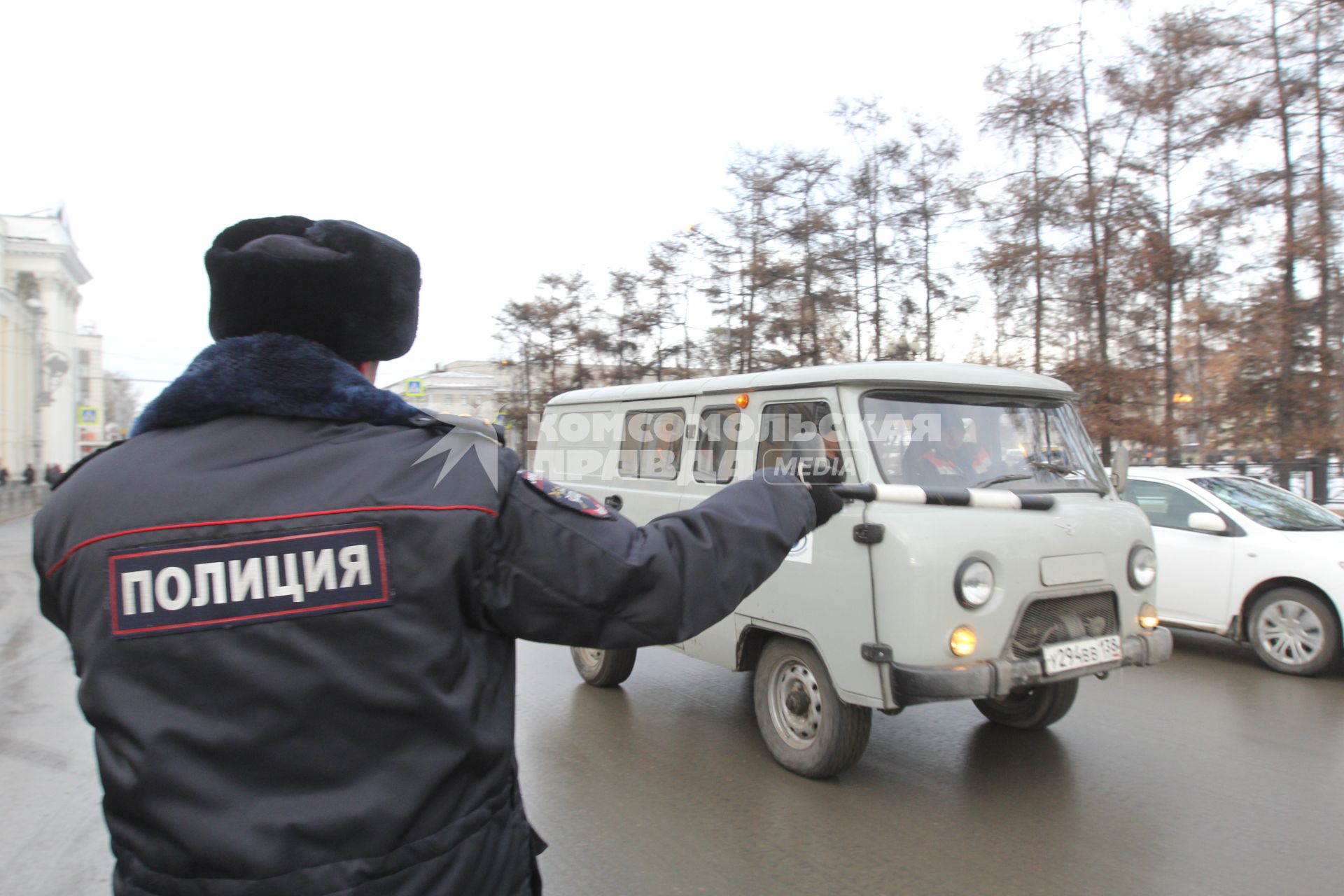 Иркутск.  Сотрудник полиции во время дежурства на дороге.