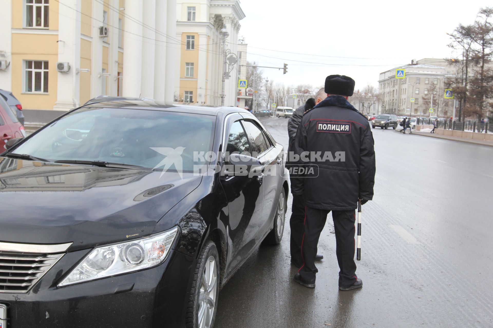 Иркутск.  Сотрудник  полиции проверяет документы у водителя.