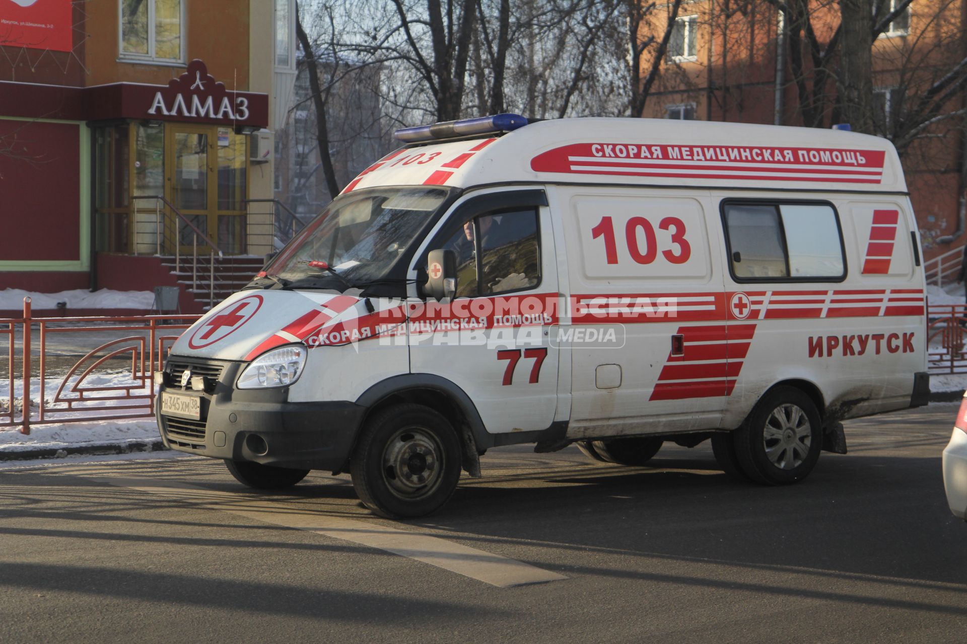 Иркутск.    Автомобиль скорой помощи на одной из улиц города.