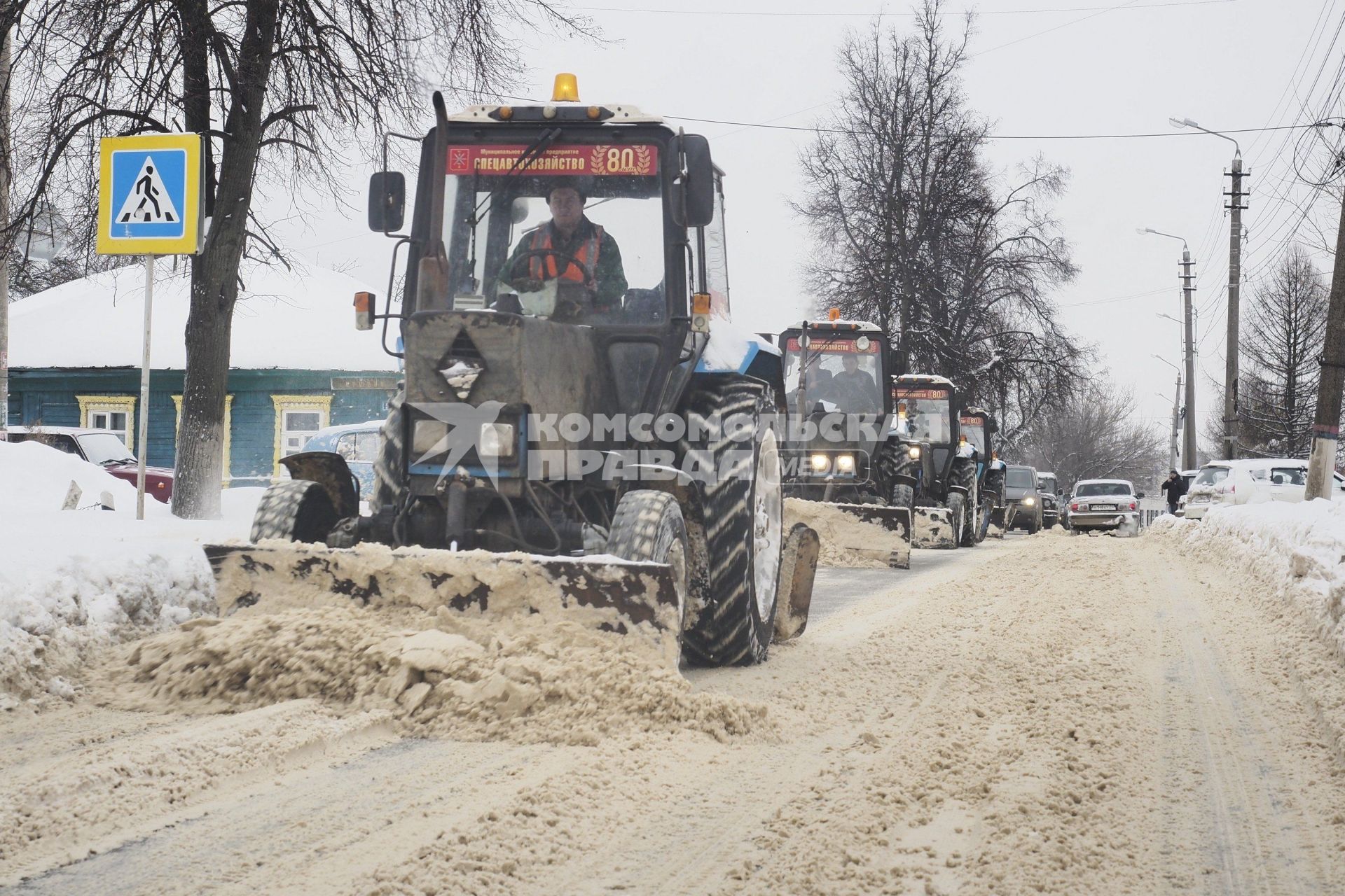 Тула. Снегоуборочная техника во время уборки снега на одной из улиц города.