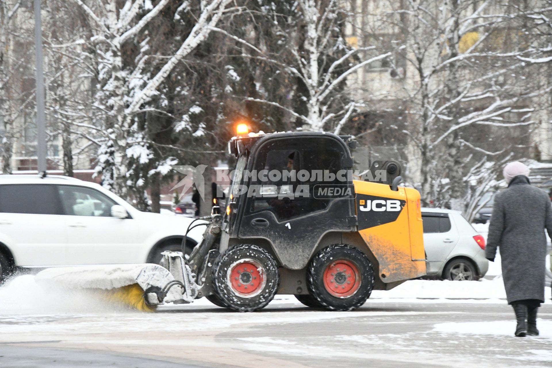 Тула. Снегоуборочная техника во время уборки снега на одной из улиц города.