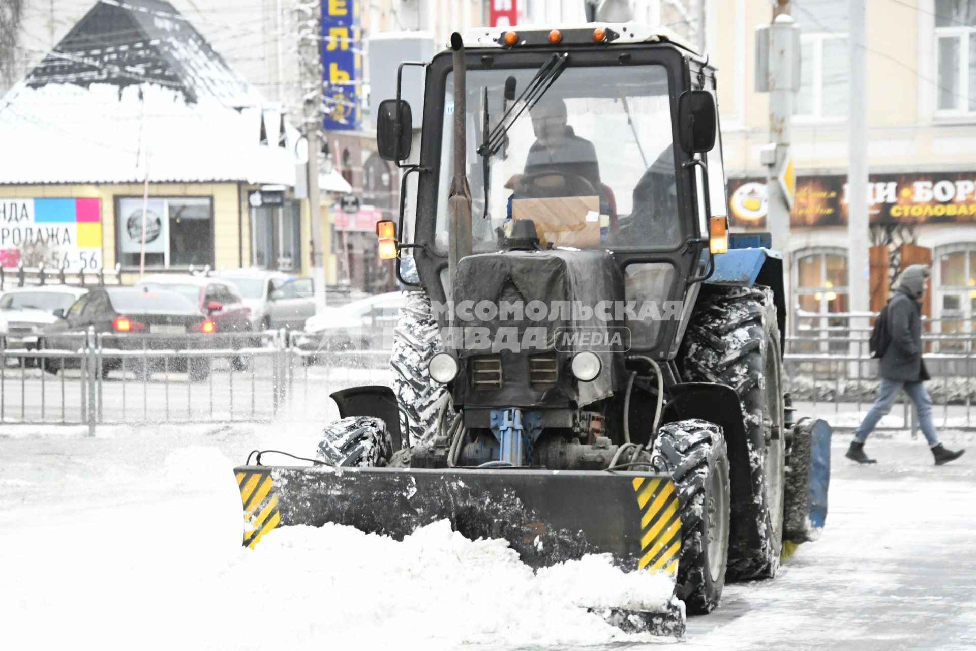 Тула. Снегоуборочная техника на одной из улиц города.