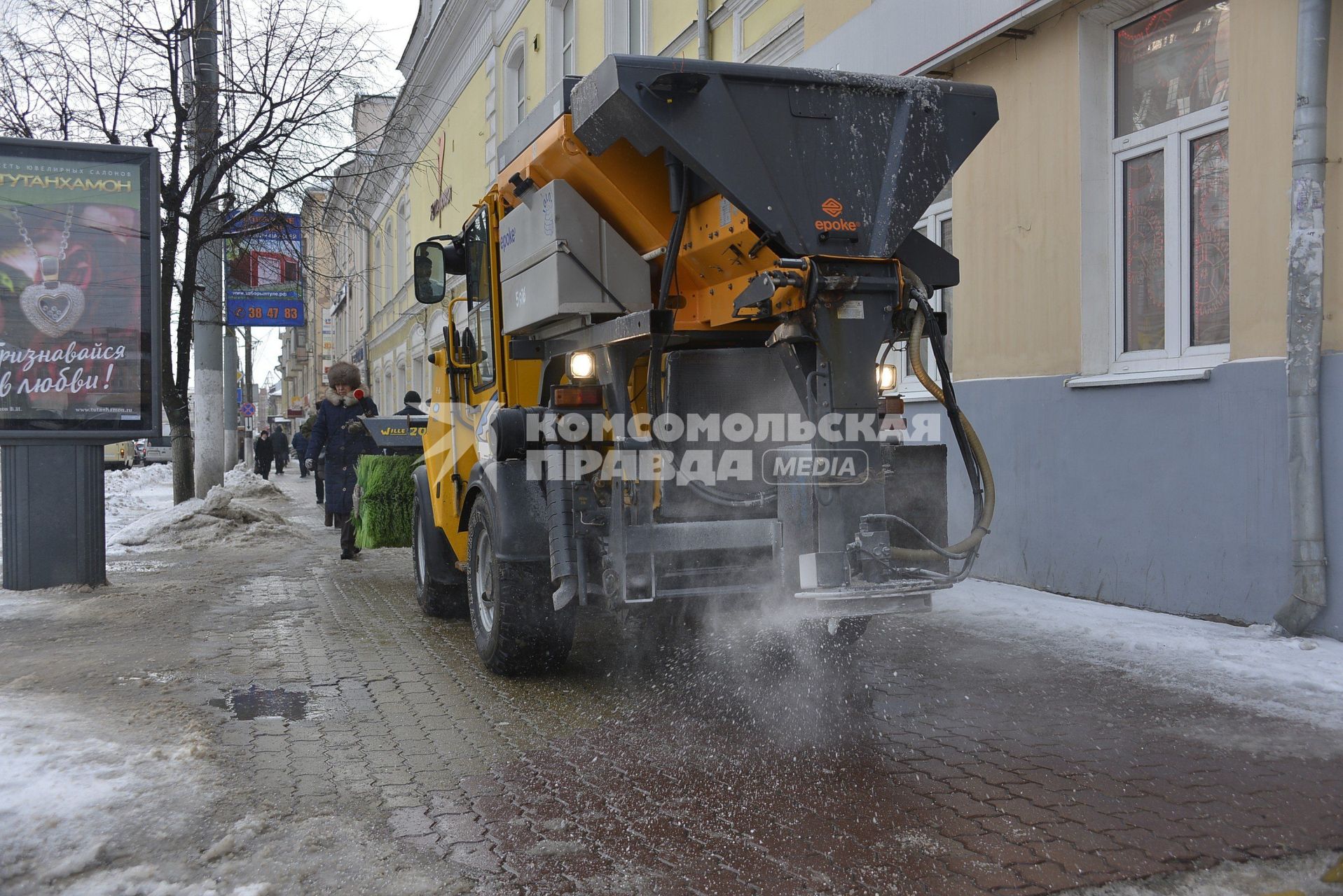 Тула. Снегоуборочная техника на одной из улиц города.