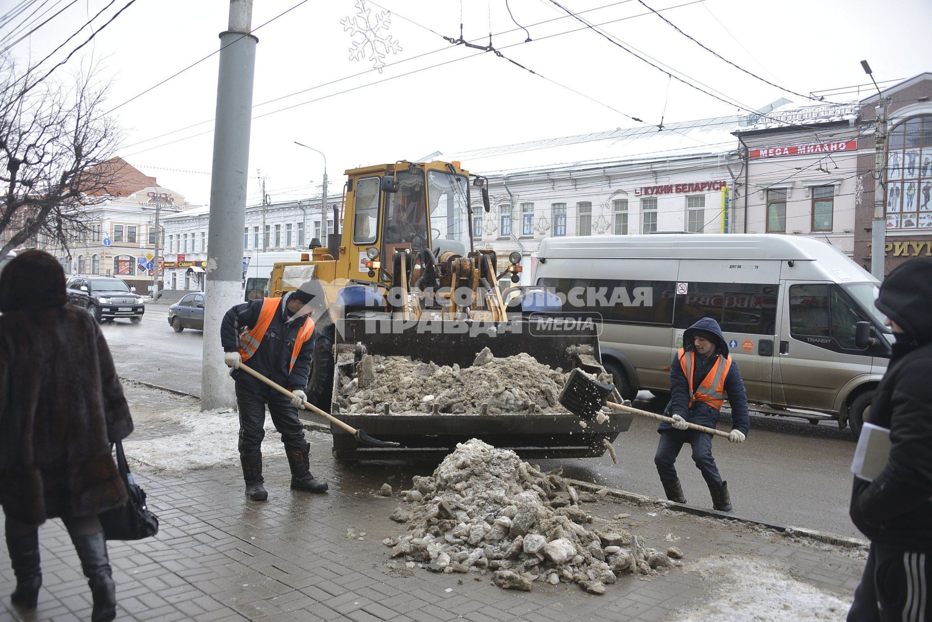 Тула. Снегоуборочная техника во время уборки снега на одной из улиц города.