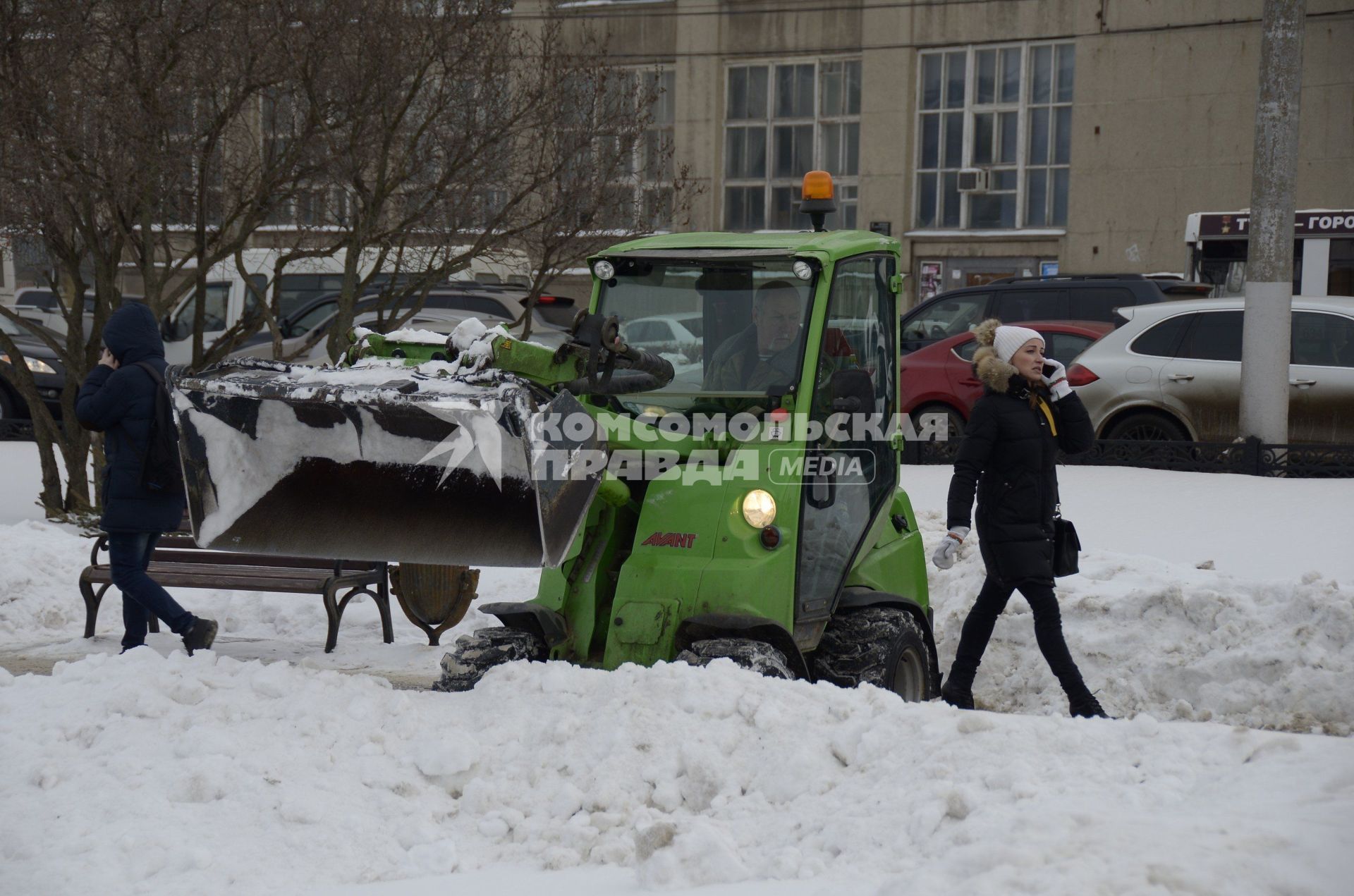 Тула. Снегоуборочная техника во время уборки снега на одной из улиц города.