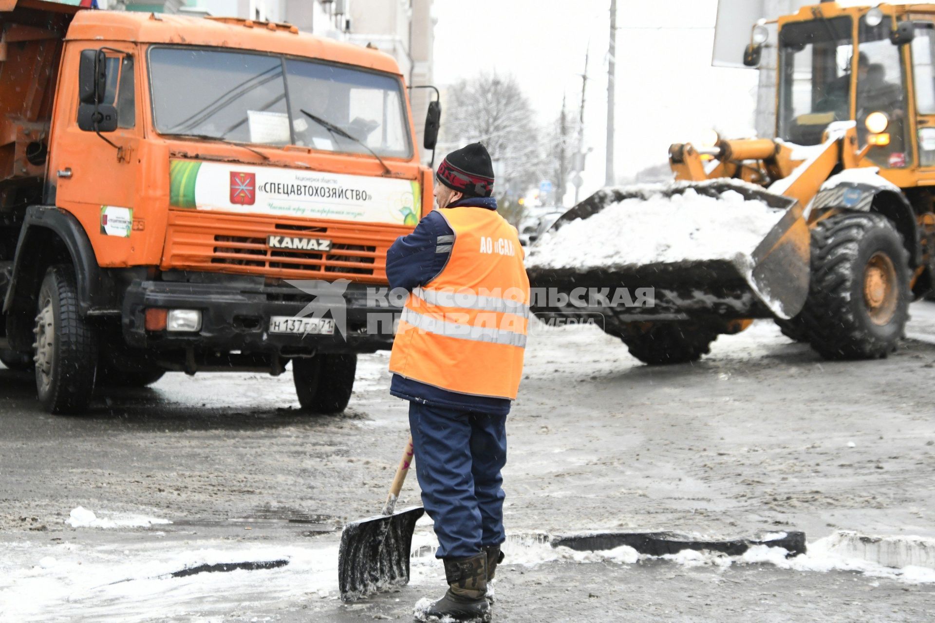 Тула. Снегоуборочная техника на одной из улиц города.