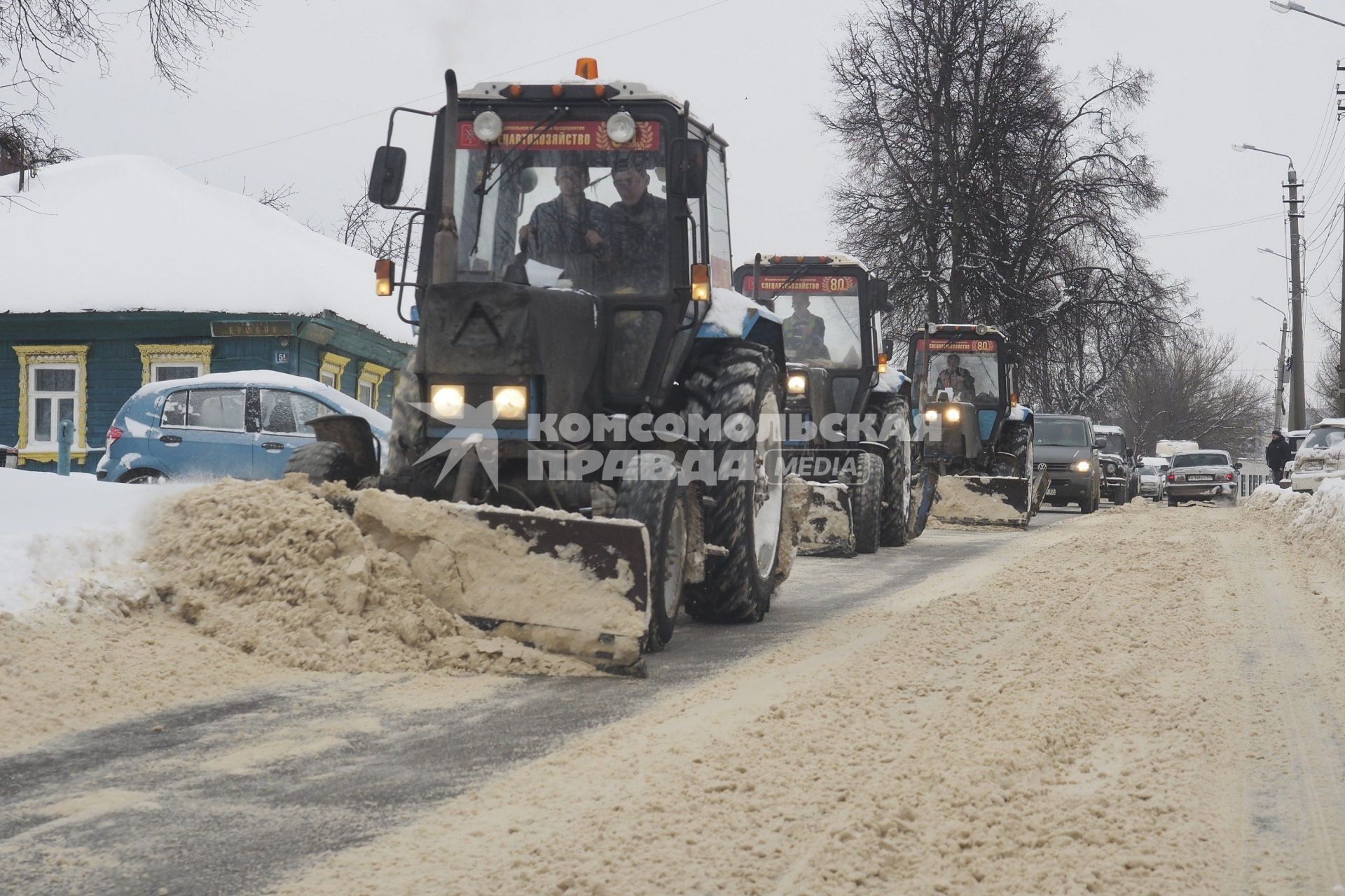 Тула. Снегоуборочная техника во время уборки снега на одной из улиц города.