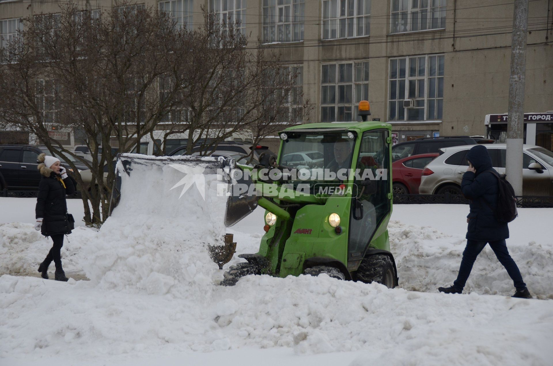 Тула. Снегоуборочная техника во время уборки снега на одной из улиц города.