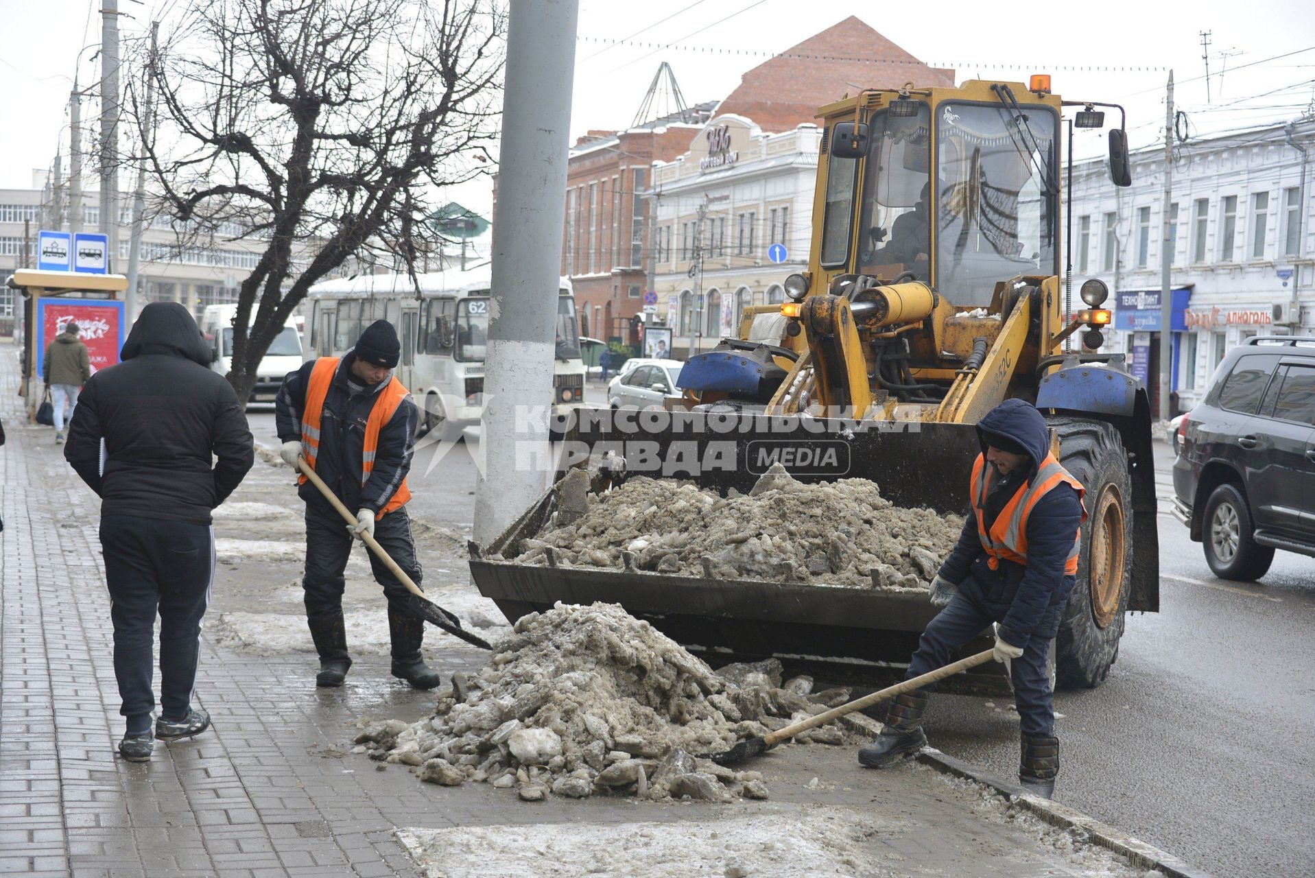 Тула. Снегоуборочная техника во время уборки снега на одной из улиц города.