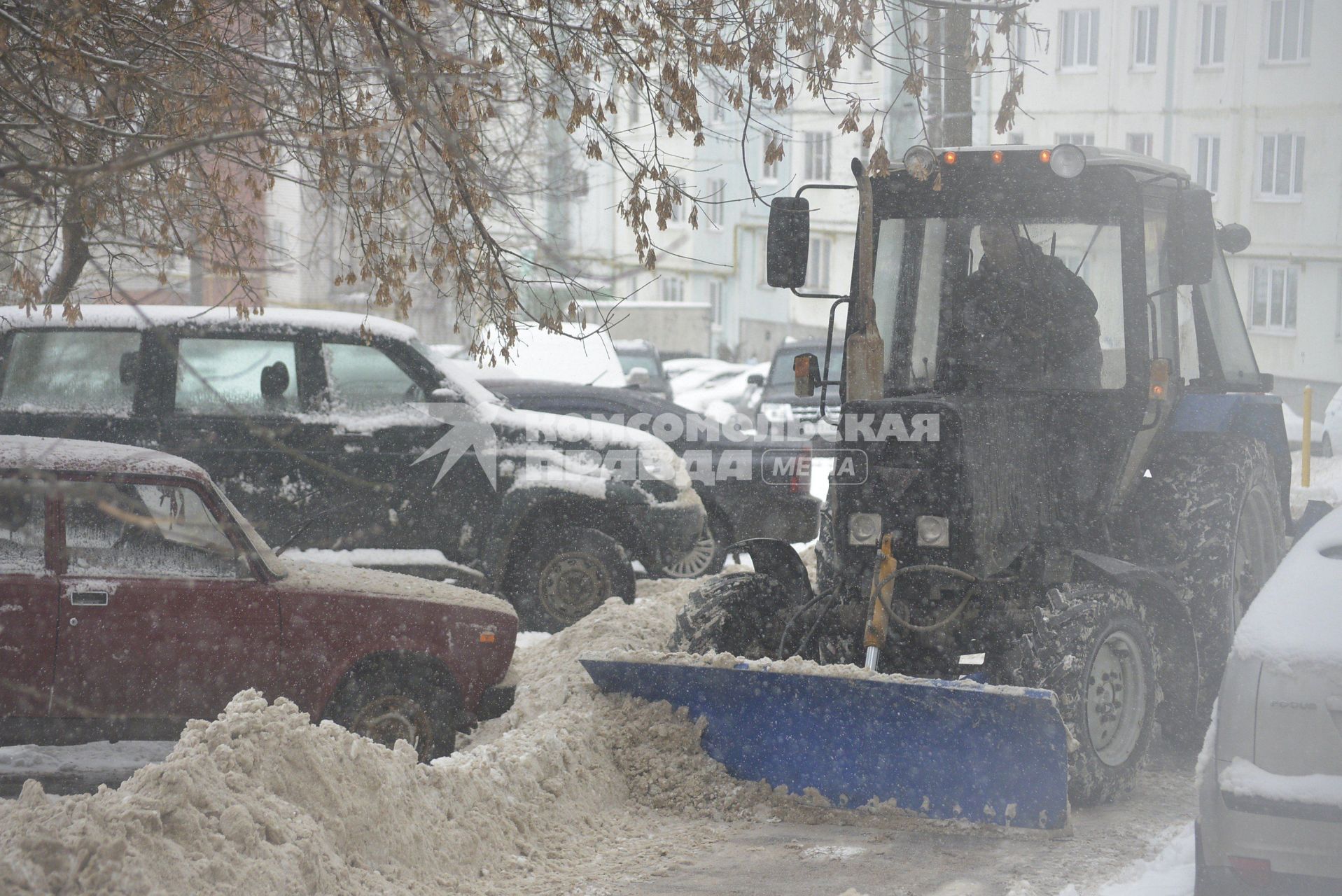 Тула. Снегоуборочная техника во время уборки снега на одной из улиц города.