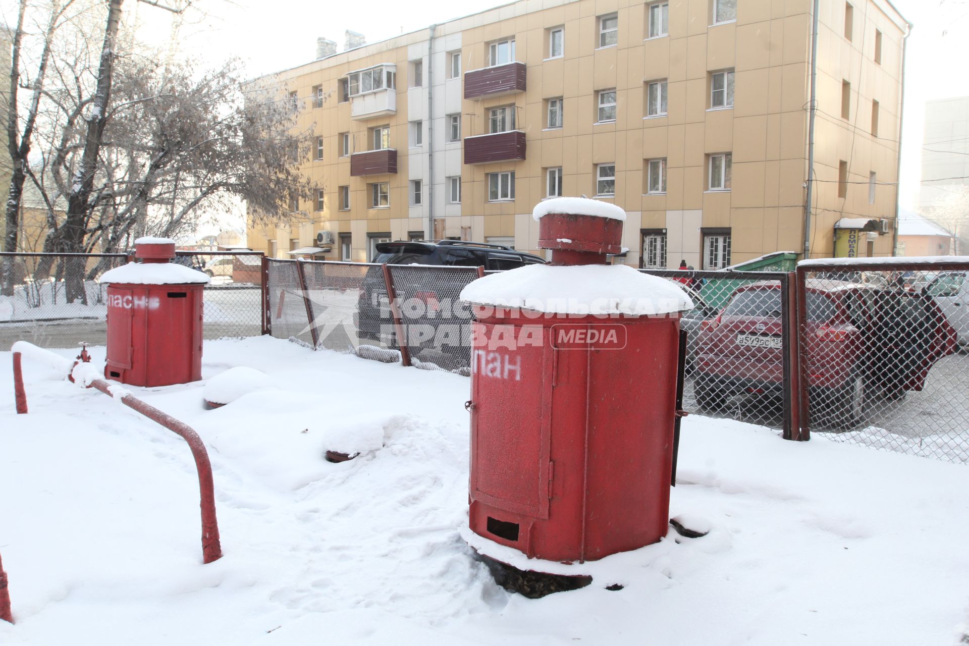 Иркутск. Газовый баллон во дворе жилого дома.