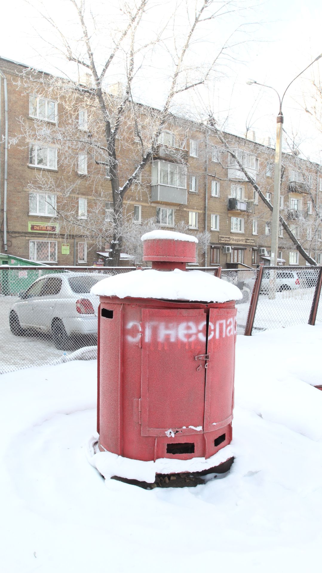 Иркутск. Газовый баллон во дворе жилого дома.