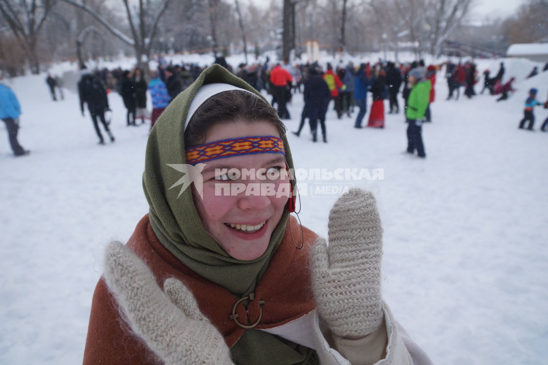 Самара. Девушка в народном костюме на  фестивале `Славянская зима`.