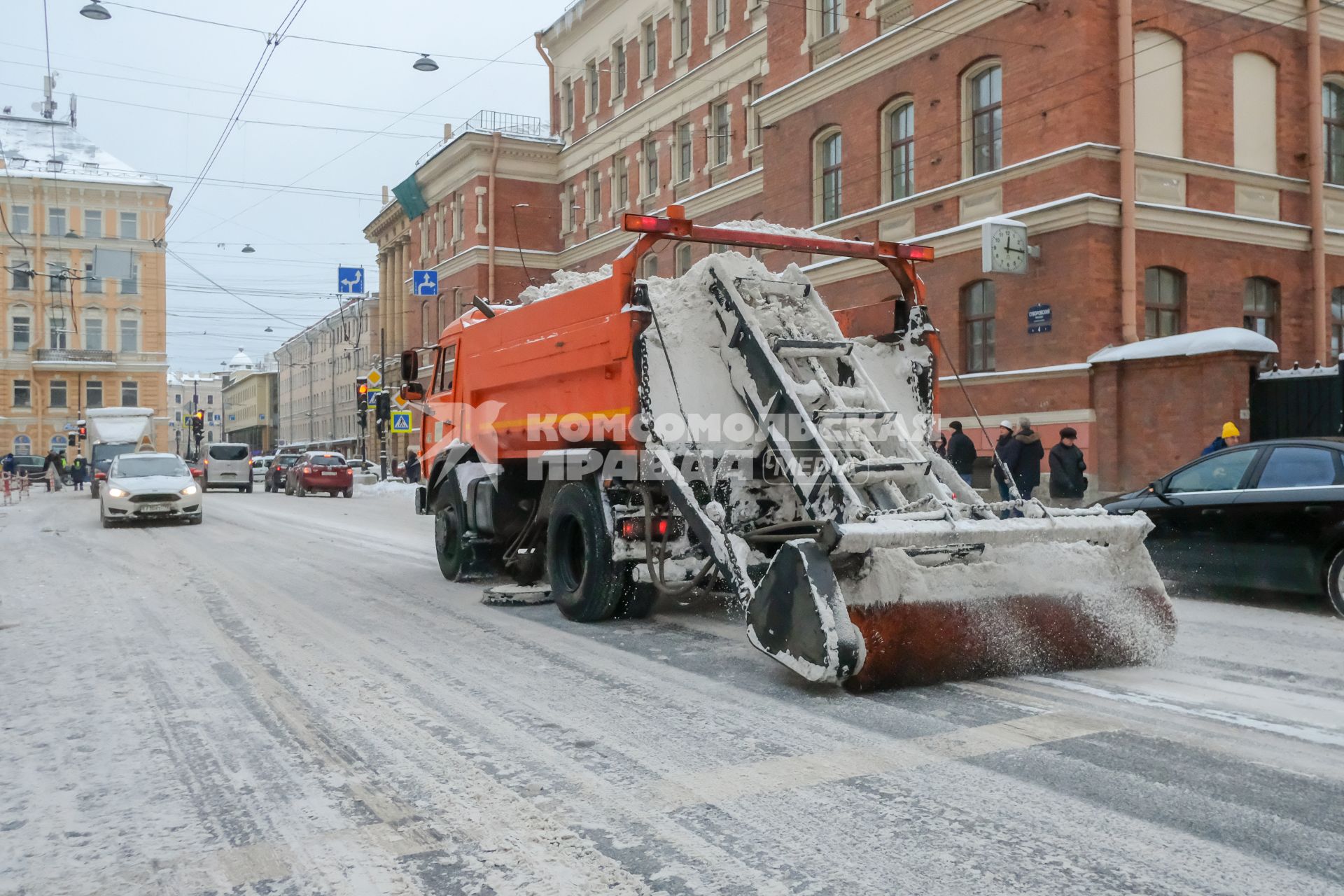 Санкт-Петербург. Снегоуборочная техника на улицах города.