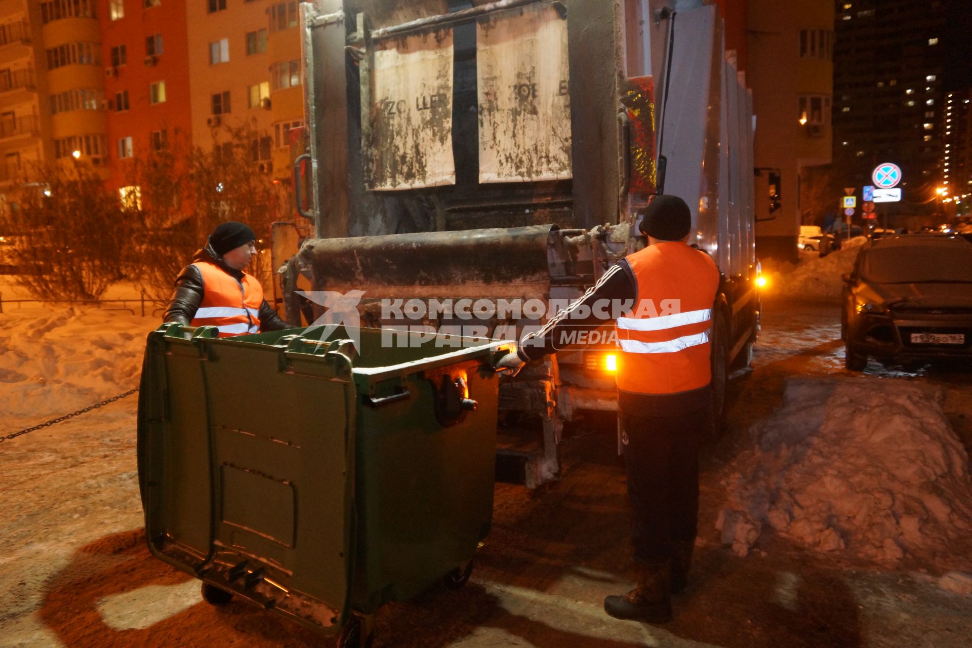 Самара. Уборка контейнеров с мусором во дворе дома.