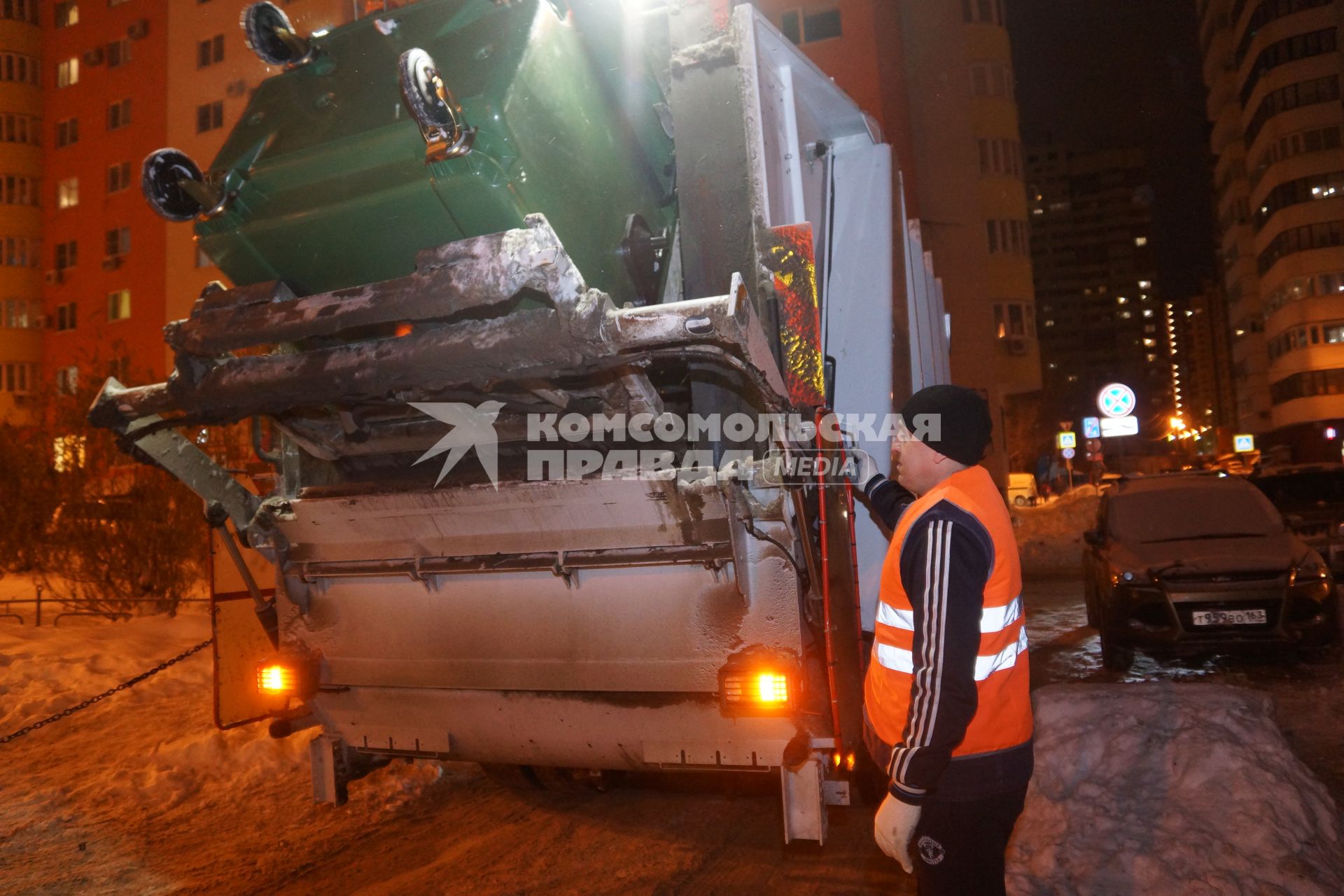 Самара. Уборка контейнеров с мусором во дворе дома.