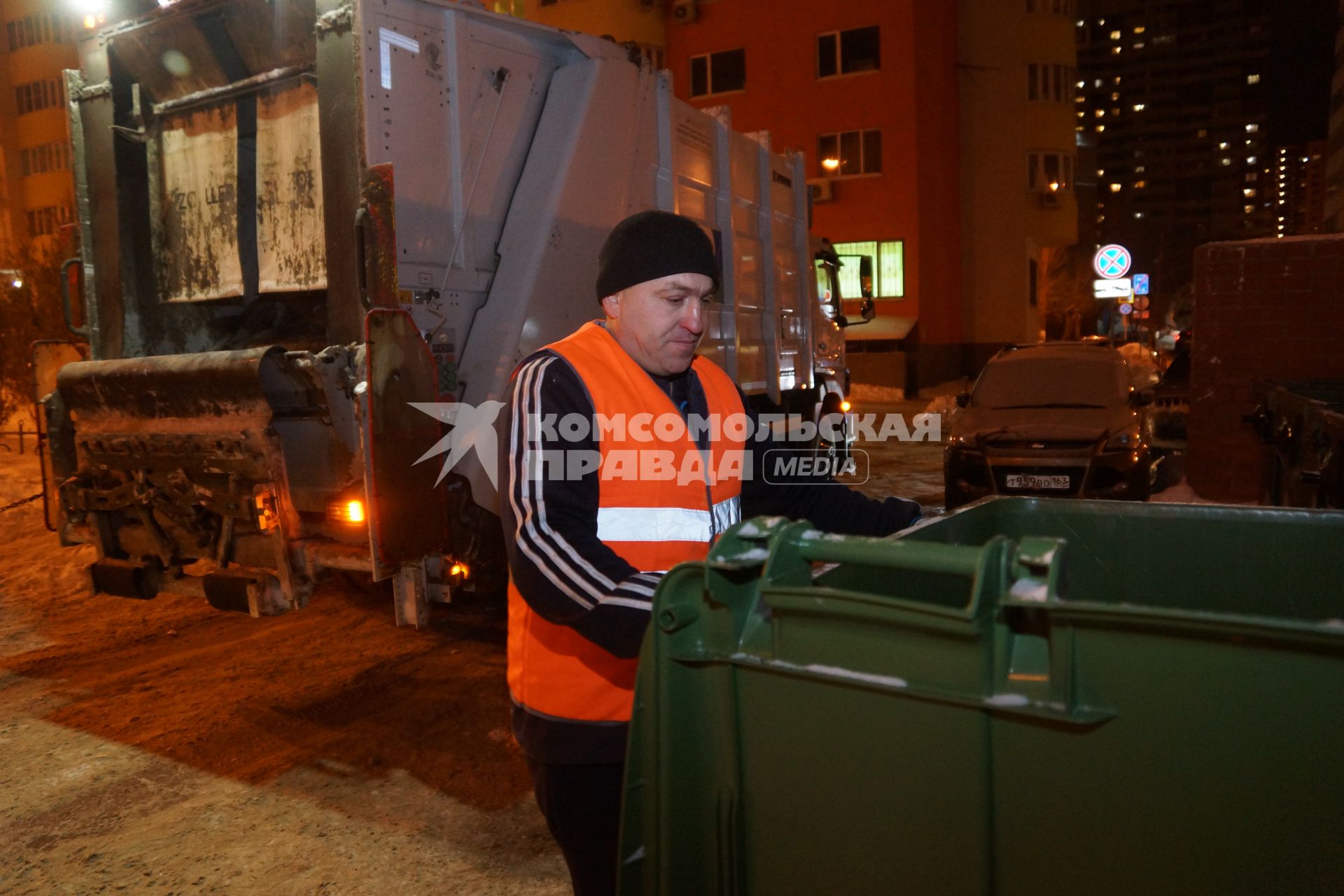 Самара. Уборка контейнеров с мусором во дворе дома.