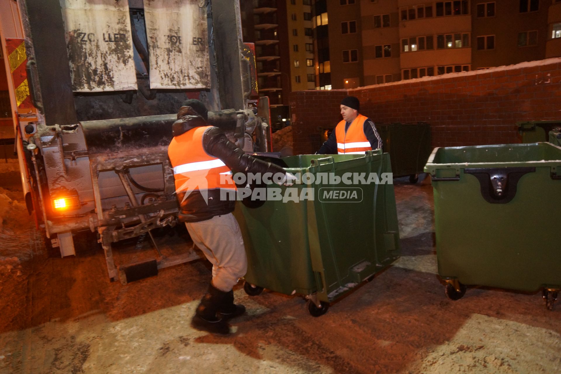 Самара. Уборка контейнеров с мусором во дворе дома.