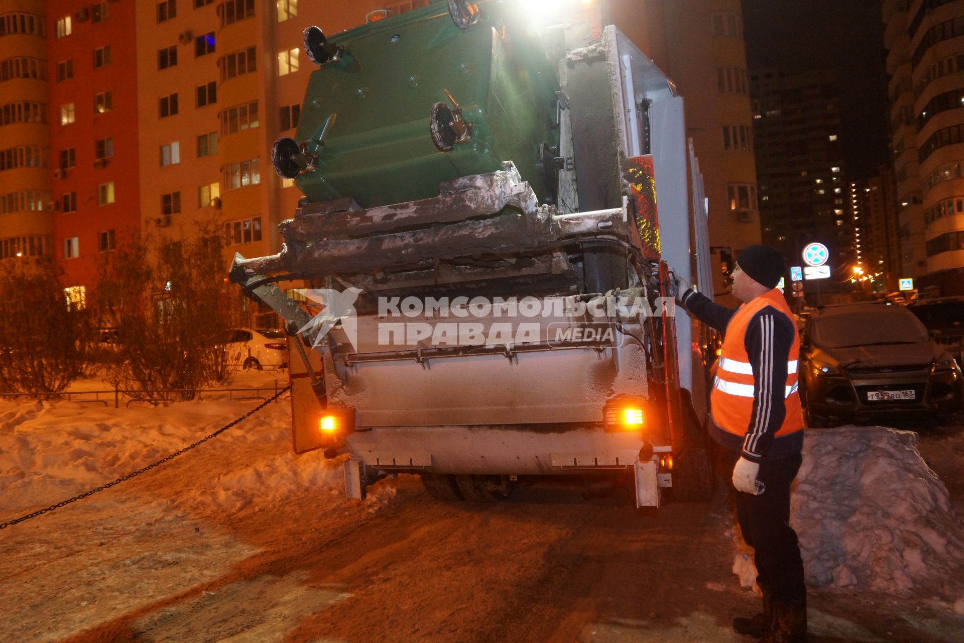 Самара. Уборка контейнеров с мусором во дворе дома.