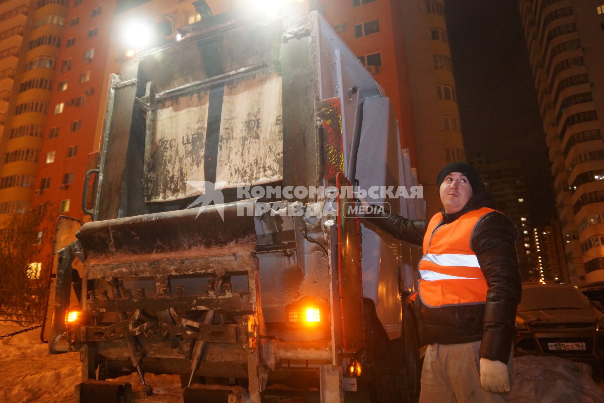 Самара. Уборка контейнеров с мусором во дворе дома.