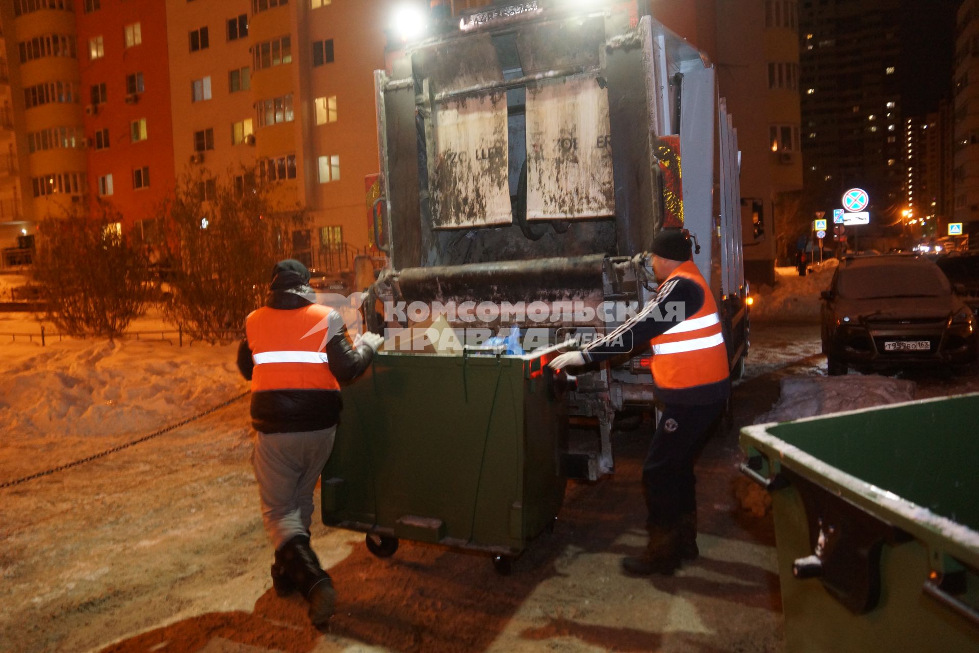 Самара. Уборка контейнеров с мусором во дворе дома.