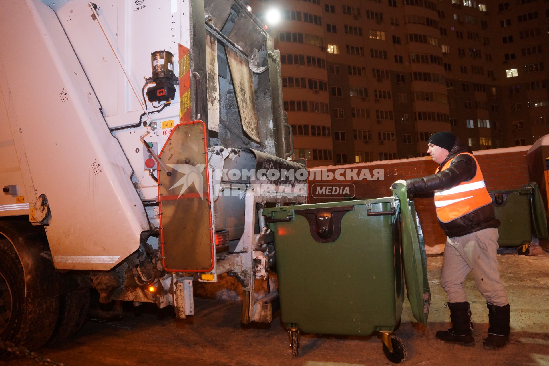 Самара. Уборка контейнеров с мусором во дворе дома.