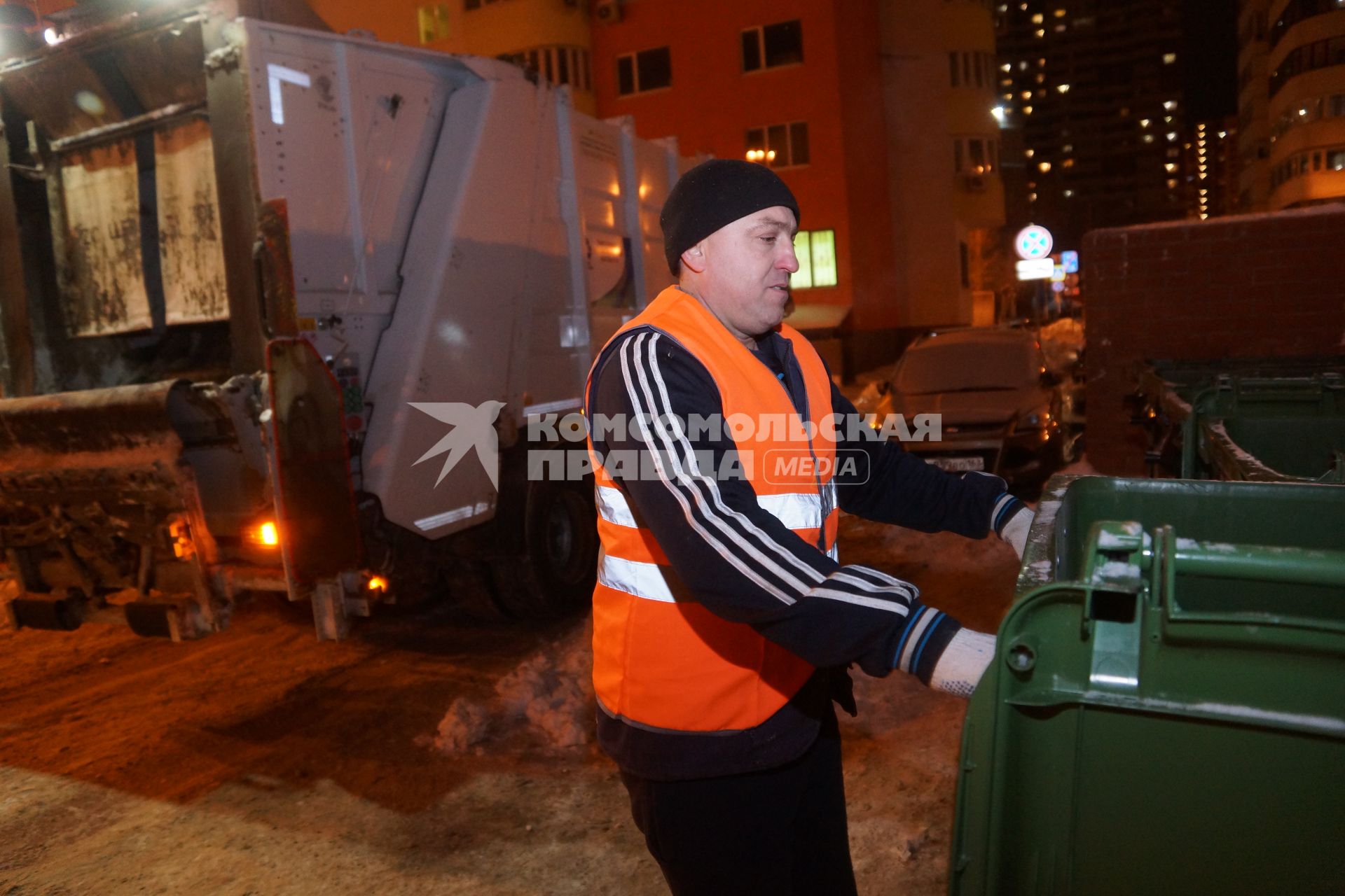 Самара. Уборка контейнеров с мусором во дворе дома.