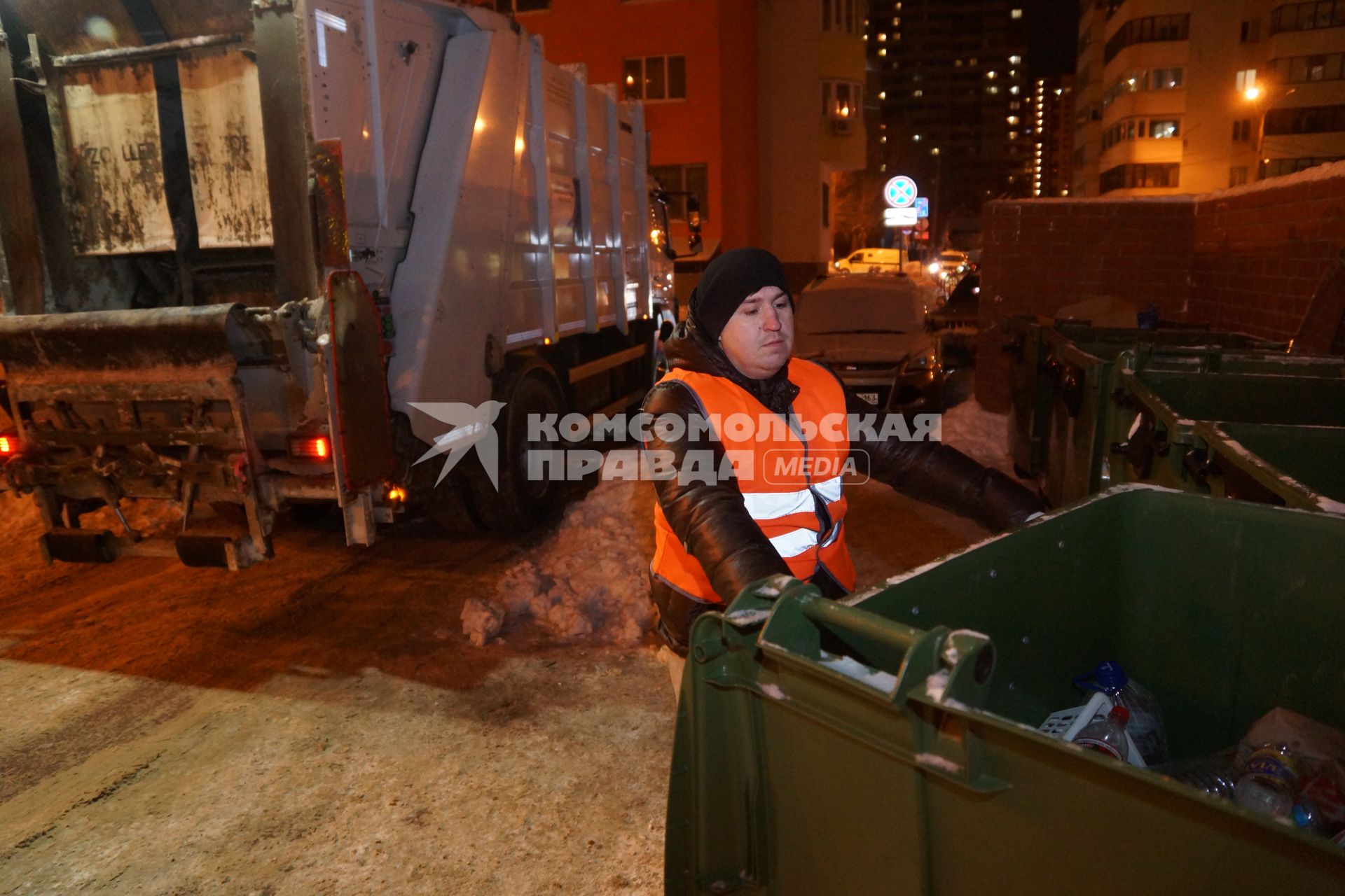 Самара. Уборка контейнеров с мусором во дворе дома.