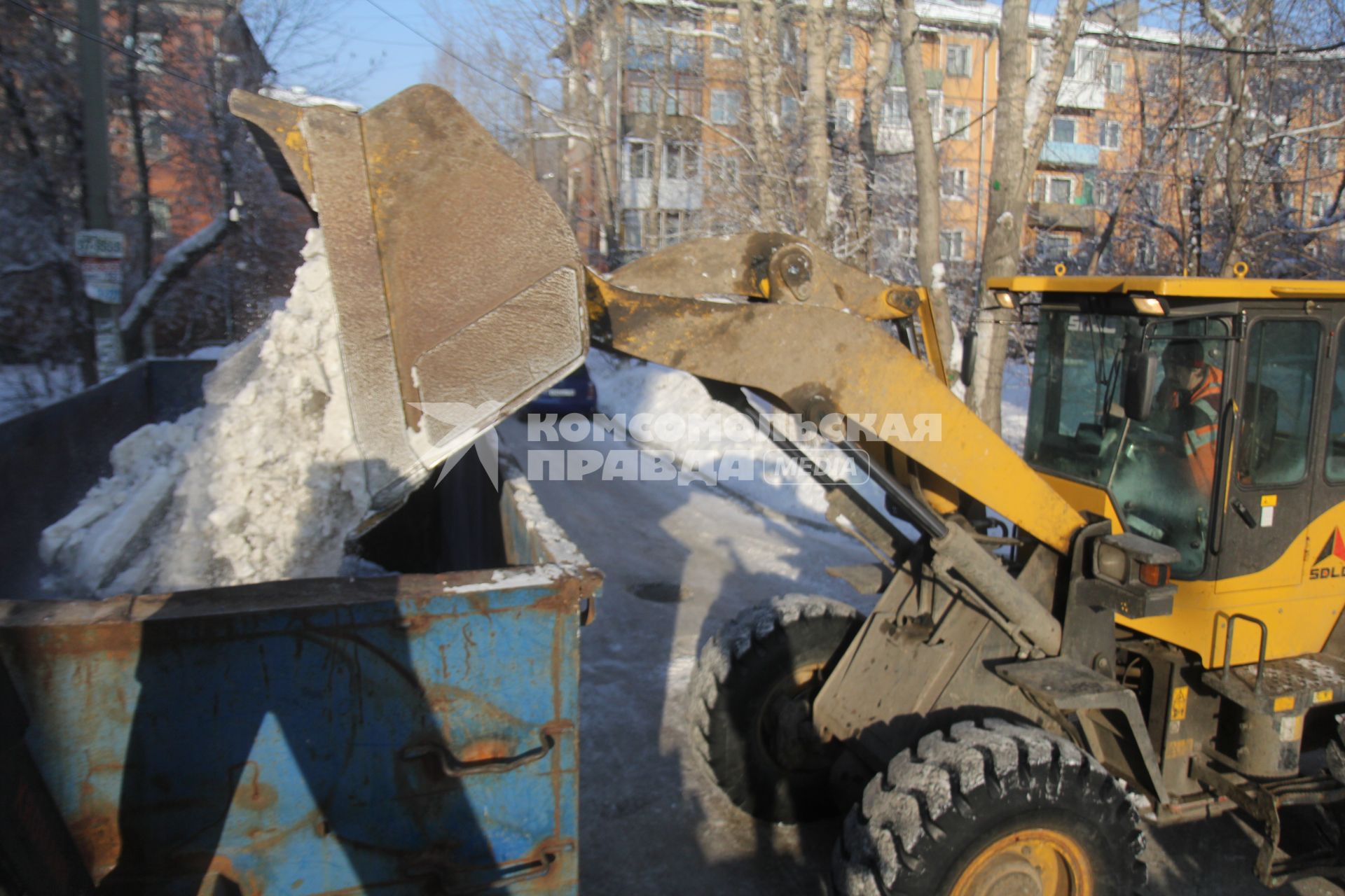 Иркутск. Снегоуборочная техника на улицах города.