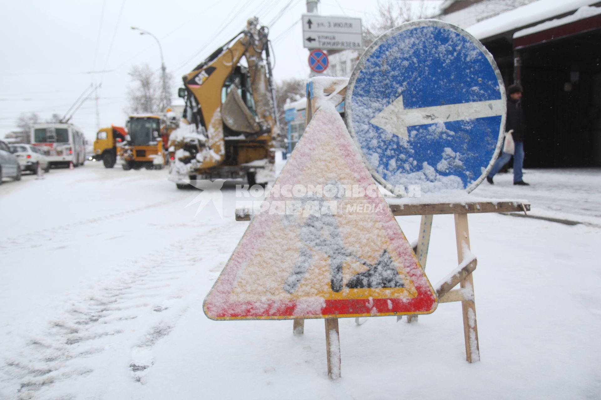 Иркутск. Снегоуборочная техника на улицах города.