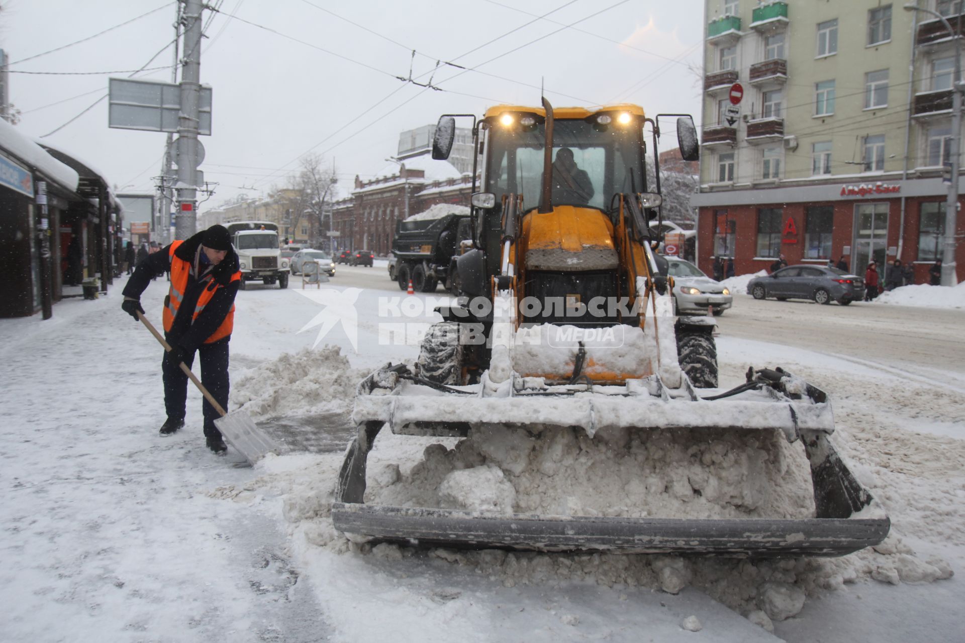 Иркутск. Снегоуборочная техника на улицах города.