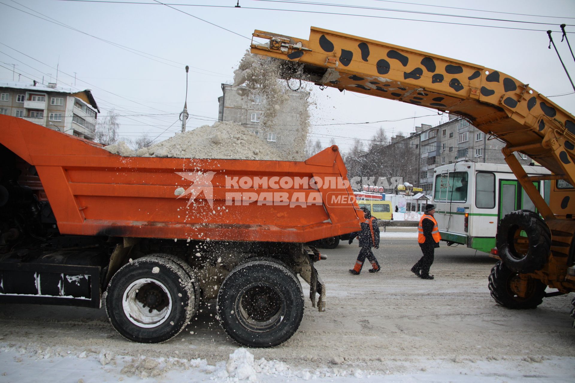 Иркутск. Снегоуборочная техника на улицах города.