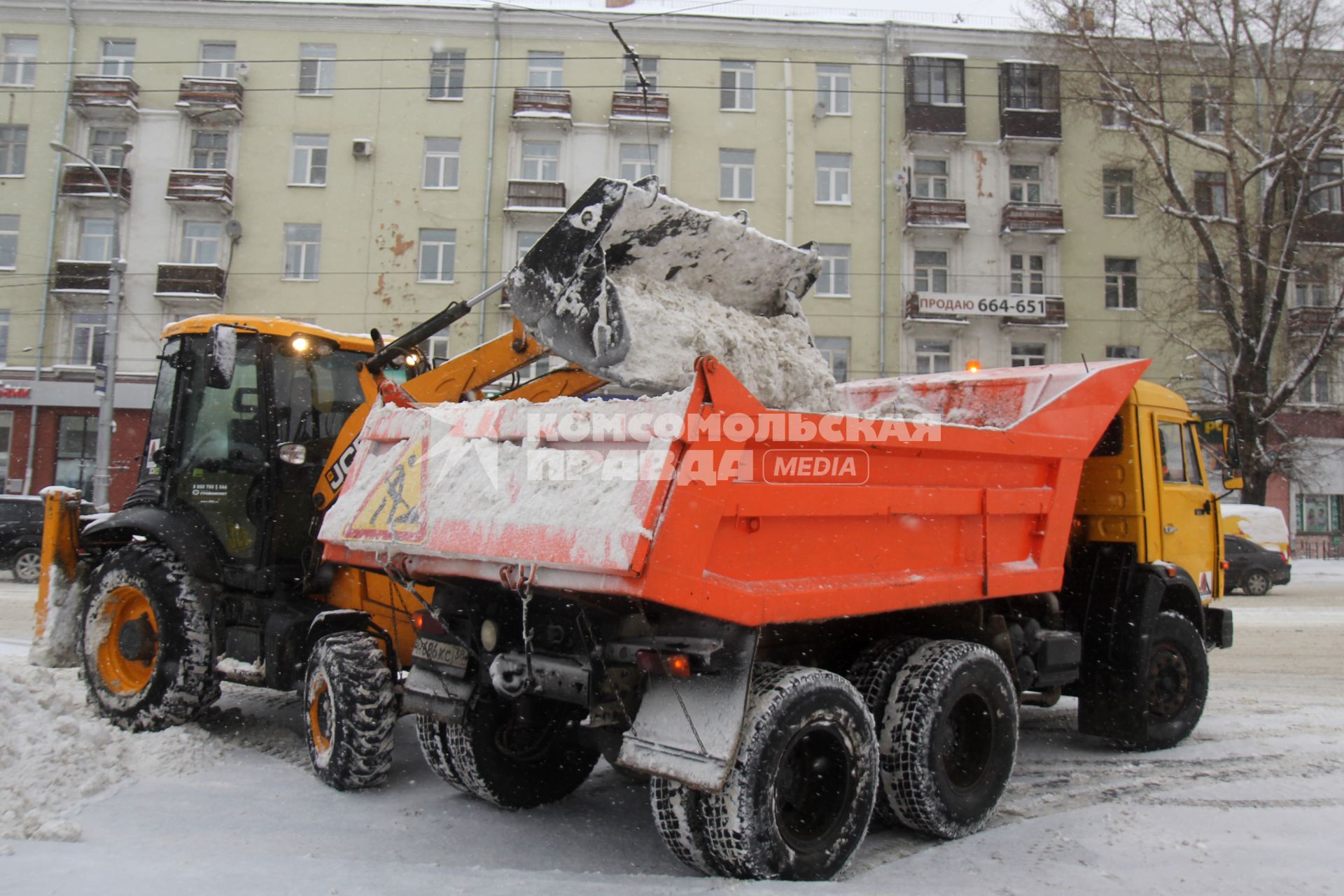Иркутск. Снегоуборочная техника на улицах города.