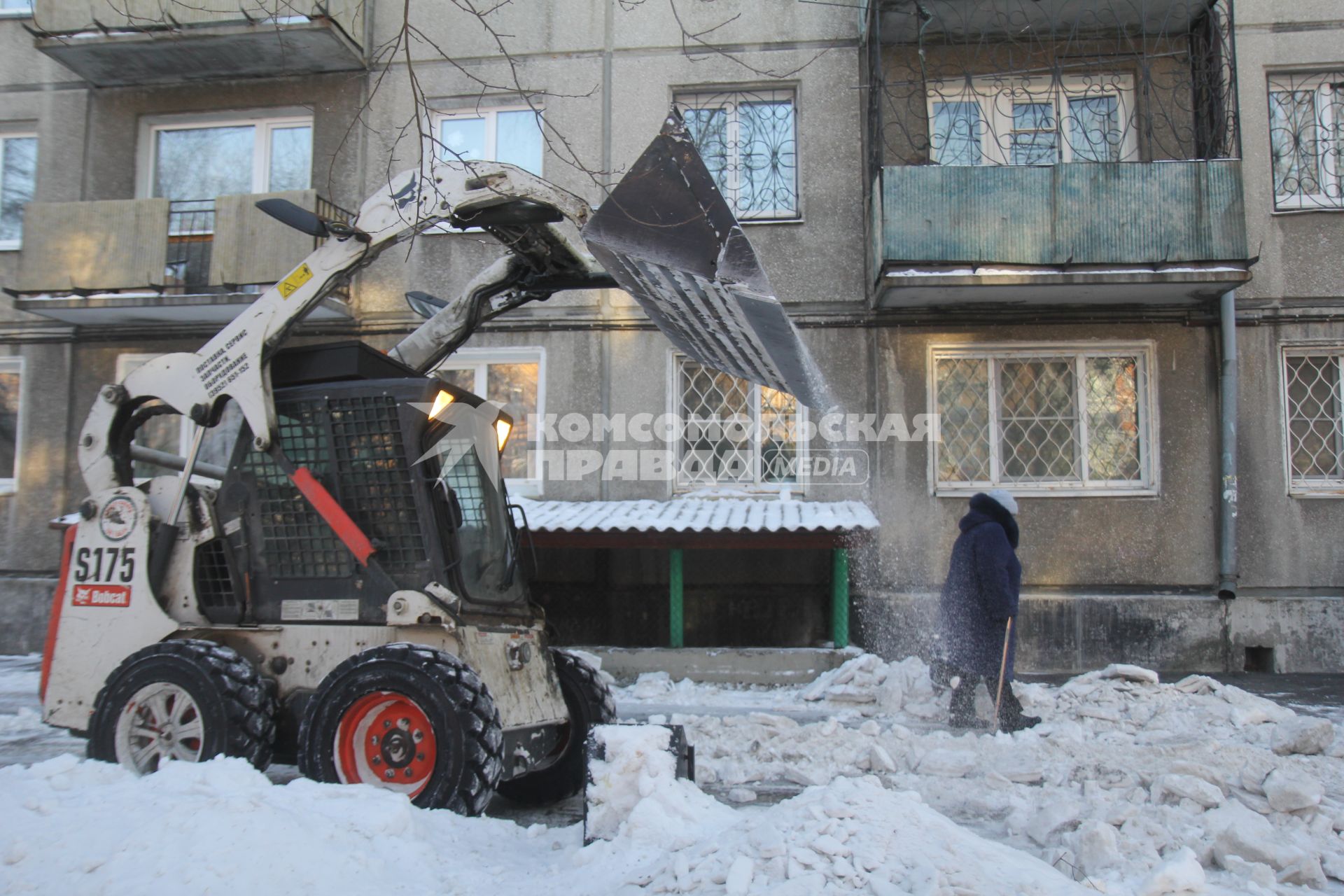 Иркутск. Снегоуборочная техника на улицах города.