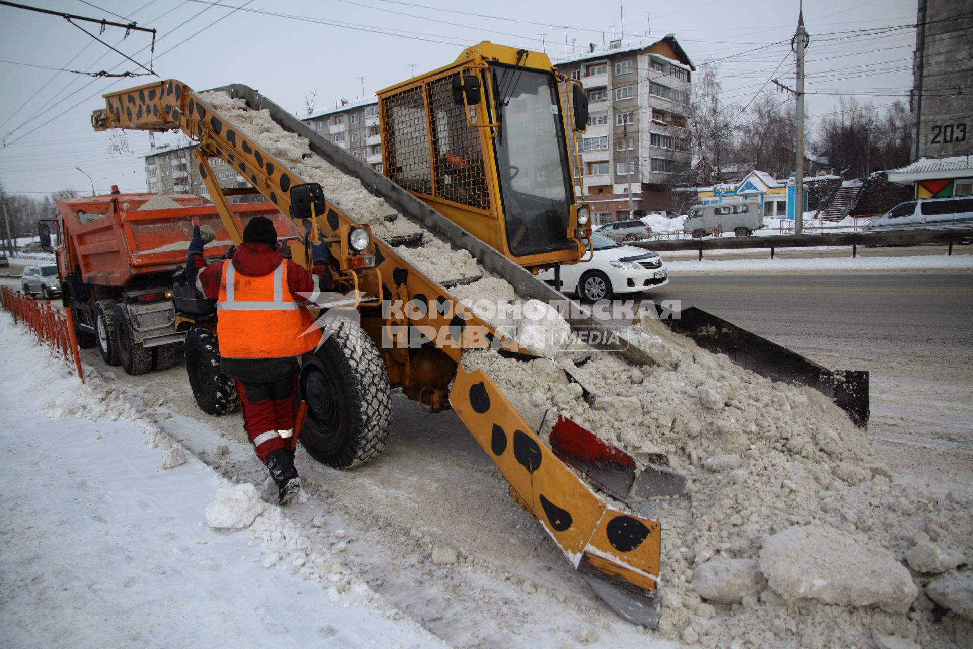 Иркутск. Снегоуборочная техника на улицах города.