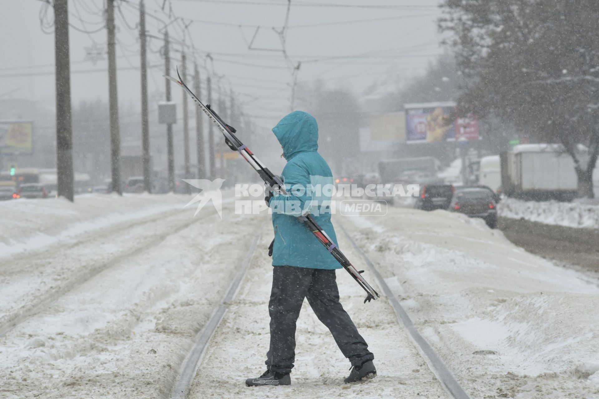 Тула. Женщина с лыжами на одной из улиц города.