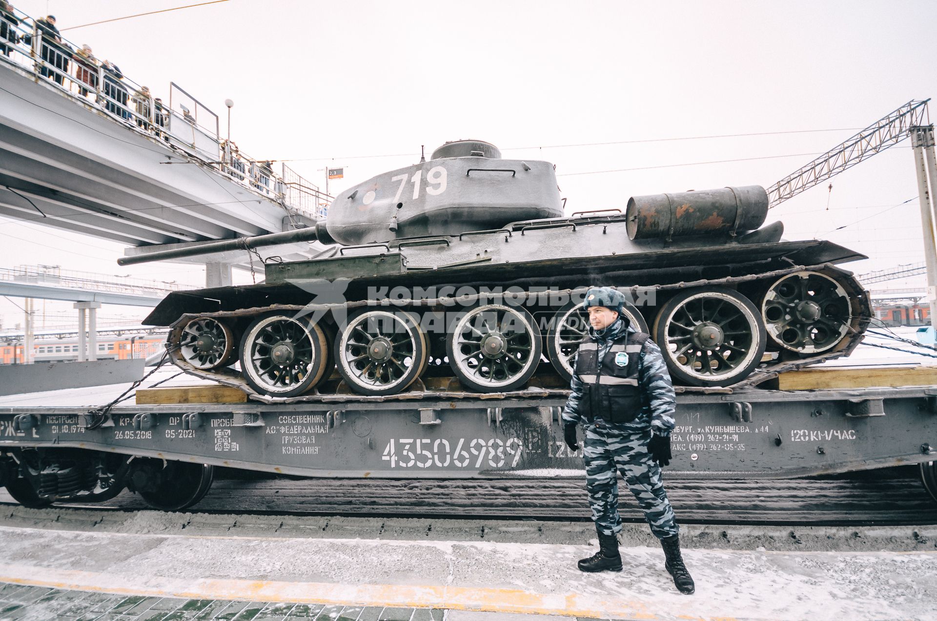 Новосибирск. Встреча эшелона с легендарными танками Т-34 из Лаоса на перроне новосибирского вокзала.