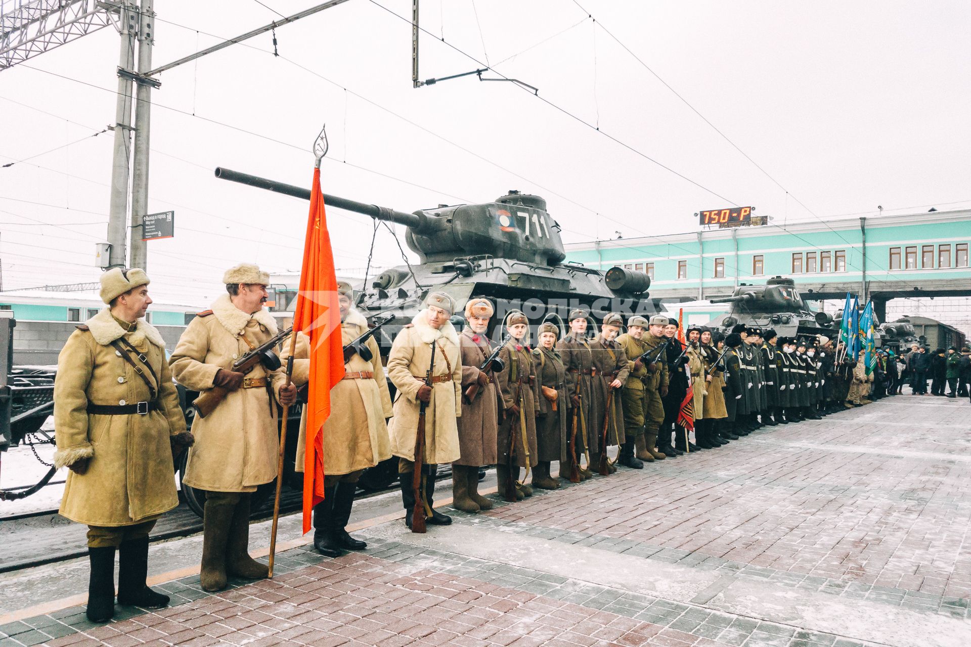 Новосибирск. Встреча эшелона с легендарными танками Т-34 из Лаоса на перроне новосибирского вокзала.