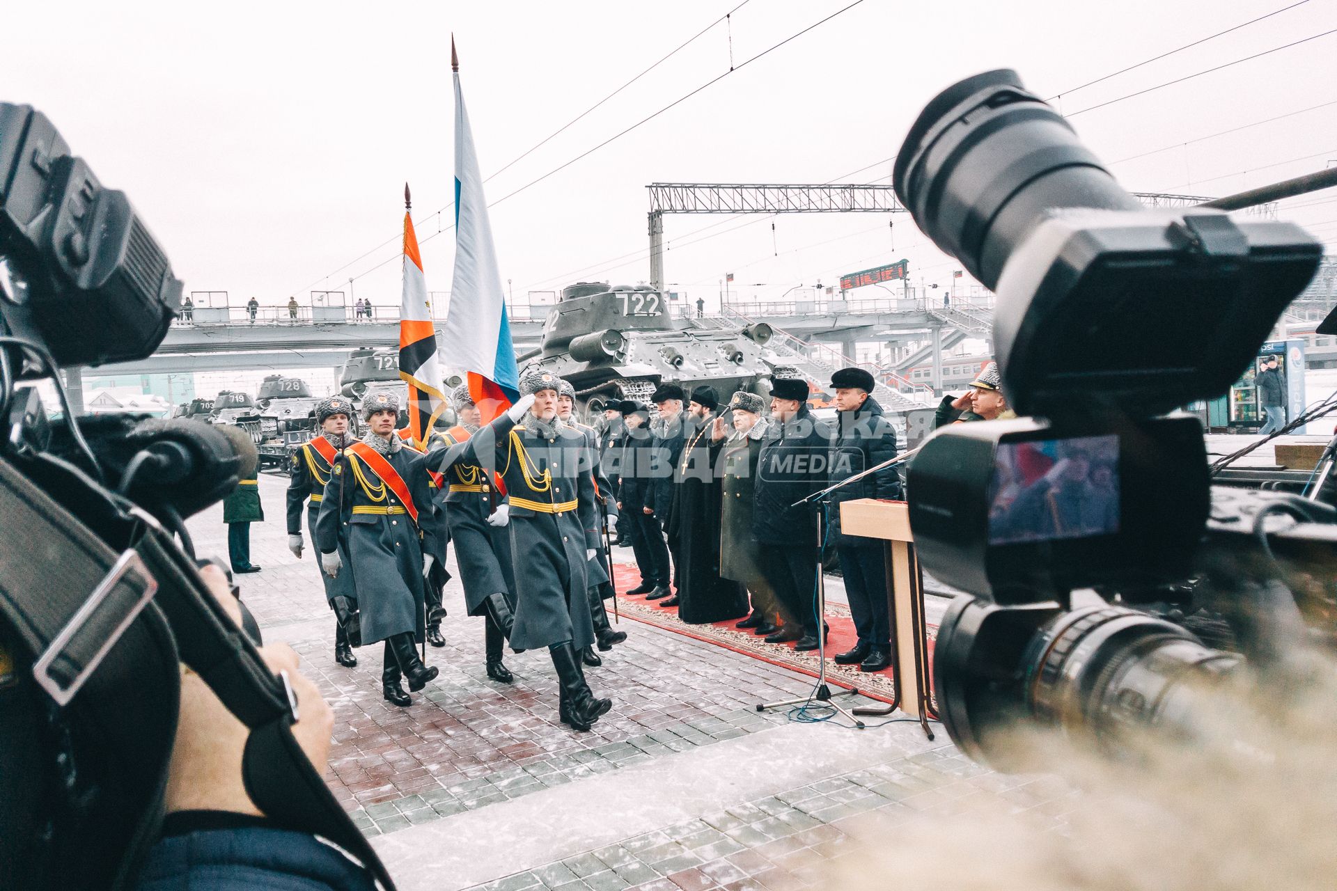 Новосибирск. Встреча эшелона с легендарными танками Т-34 из Лаоса на перроне новосибирского вокзала.