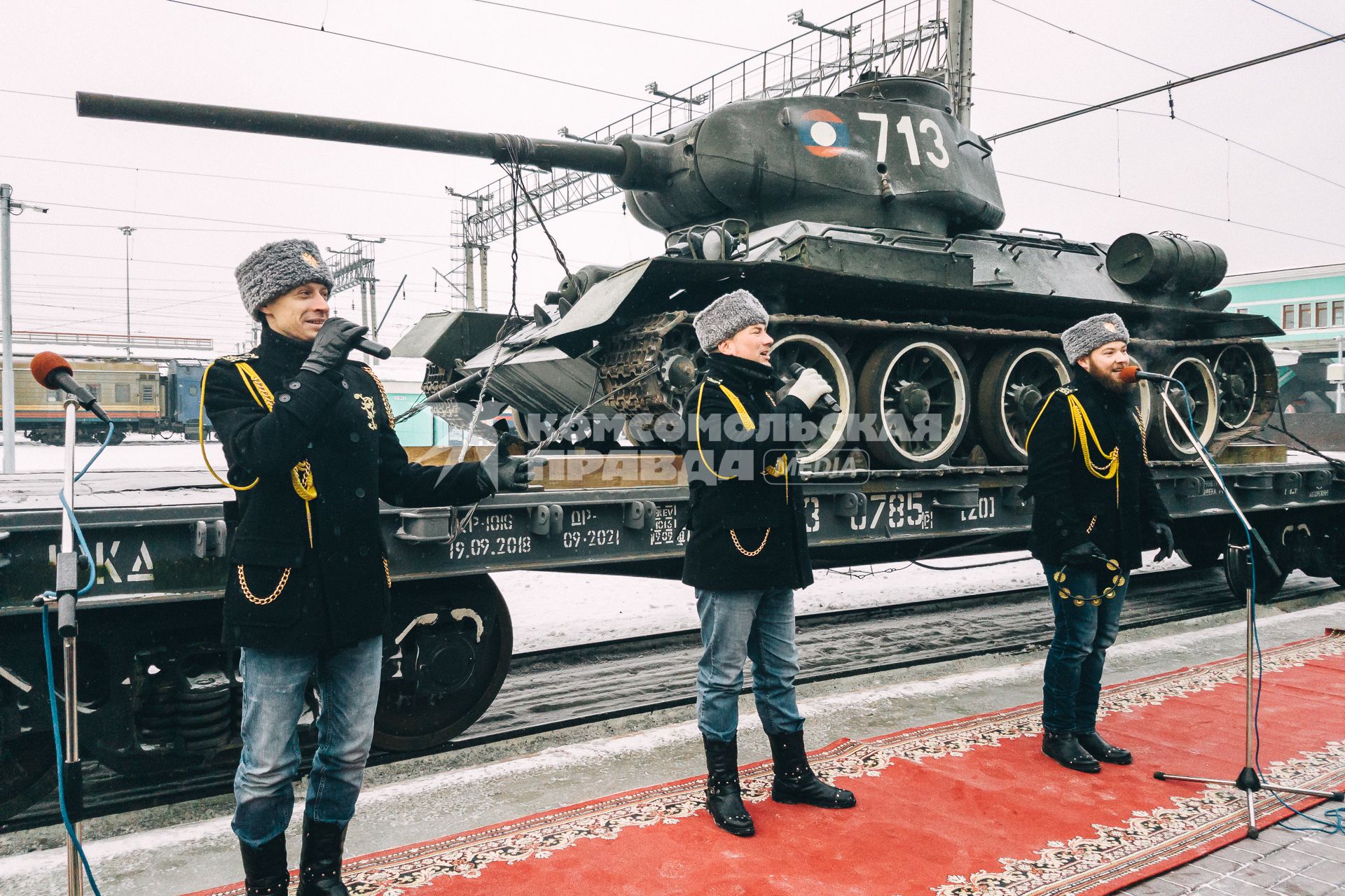 Новосибирск. Встреча эшелона с легендарными танками Т-34 из Лаоса на перроне новосибирского вокзала.