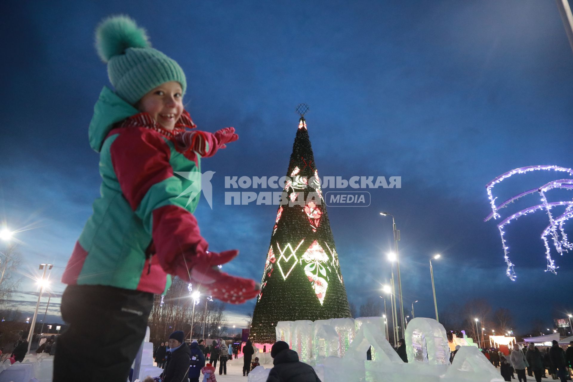 Красноярск.  Жители города во время Рождественских гуляний у самой высокой елки России.