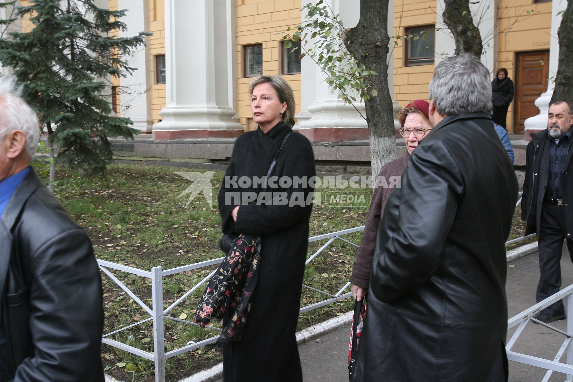 Москва. Дочь артиста В. Сошальского  Екатерина  на церемонии прощания с Владимиром Сошальским в Центральном Академическом театре Российской армии.