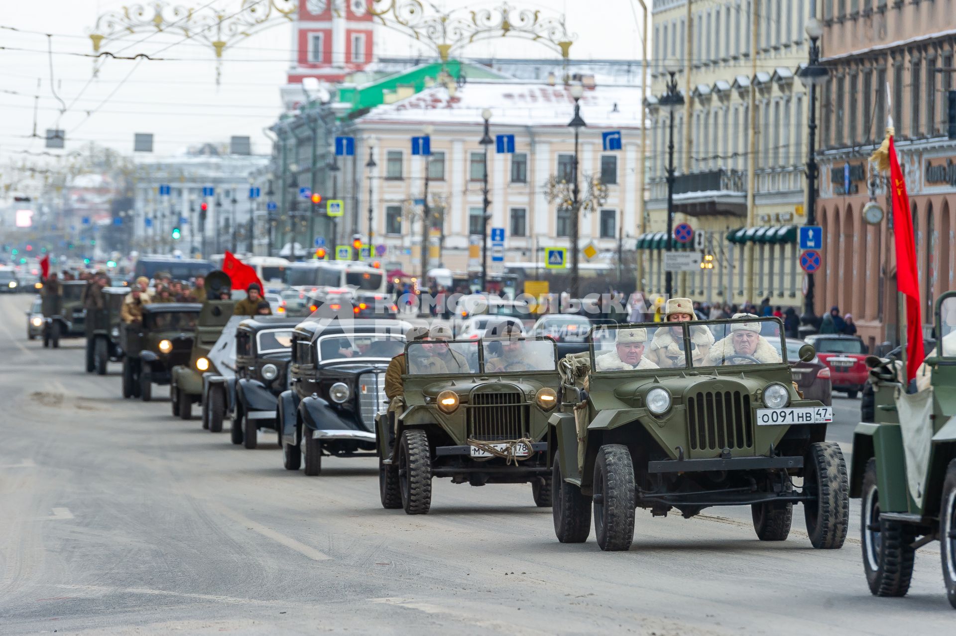 Санкт-Петербург. Исторические машины во время  ретропроезда `Машины Победы на Дороге жизни`, посвященного 75-летию полного освобождения Ленинграда от фашистской блокады на Невском проспекте.