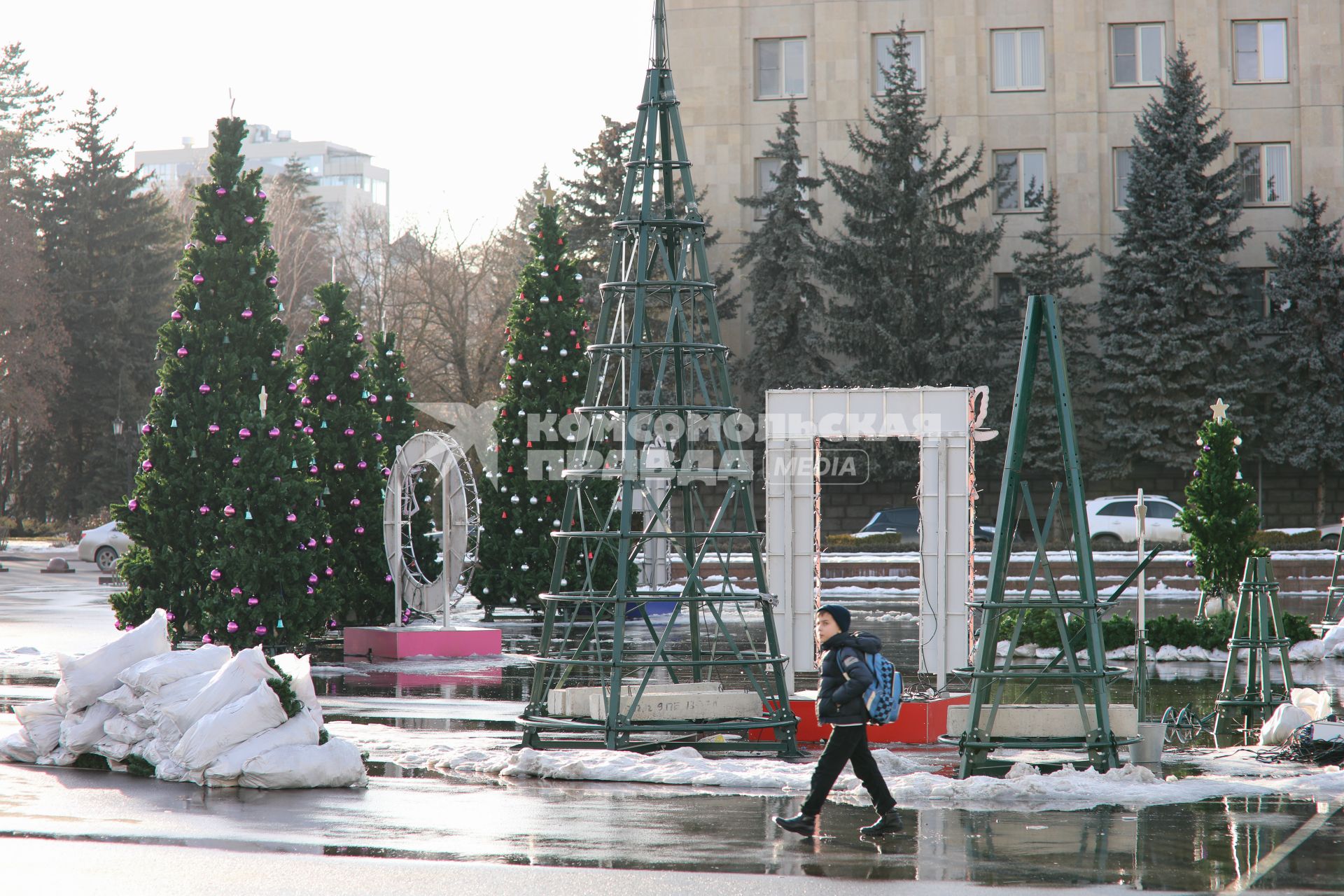 Ставрополь. Демонтаж новогодних елок.