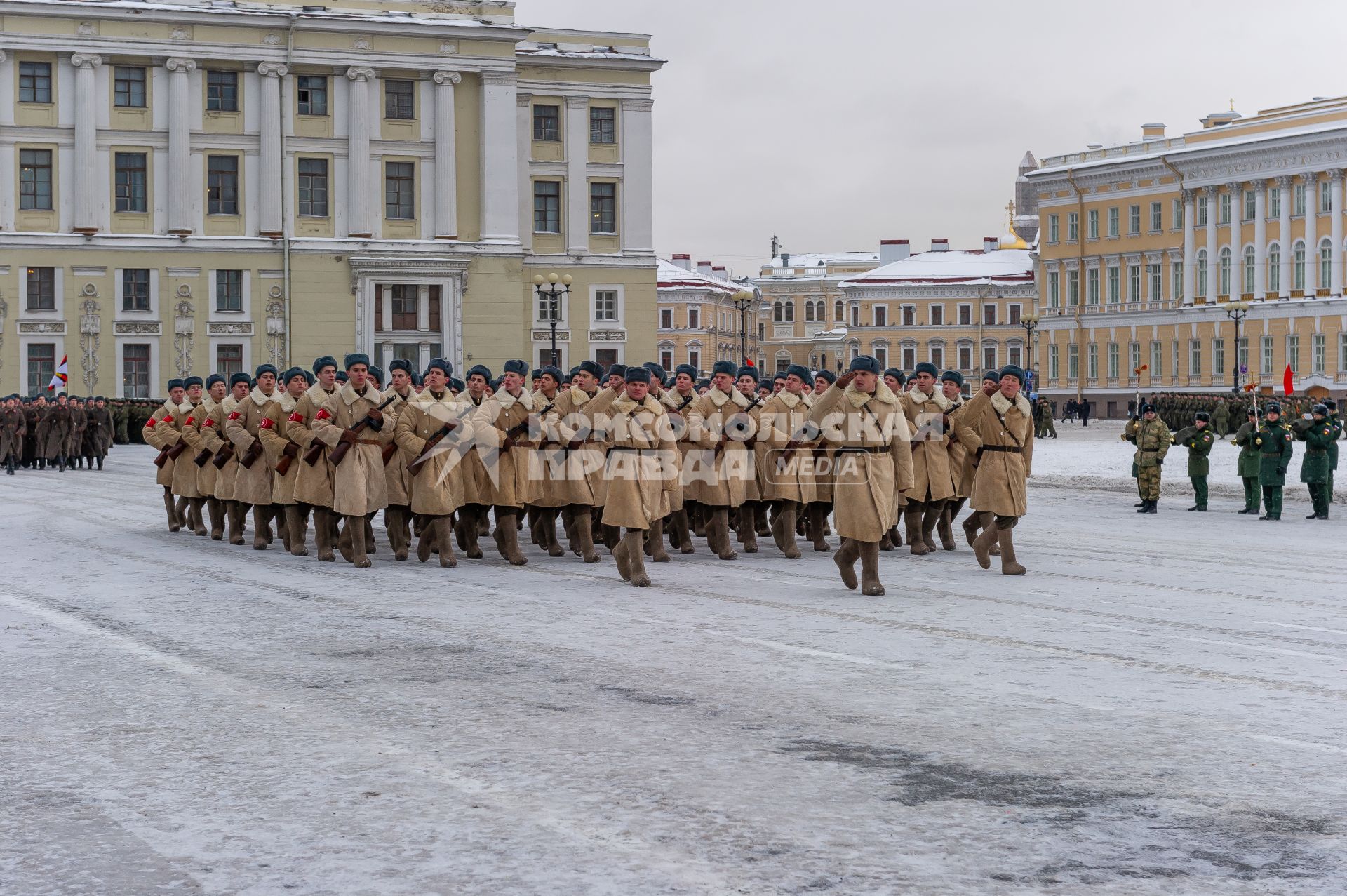 Санкт-Петербург. Военнослужащие на Дворцовой площади во время репетиции парада в честь 75-й годовщины полного освобождения Ленинграда от фашистской блокады.