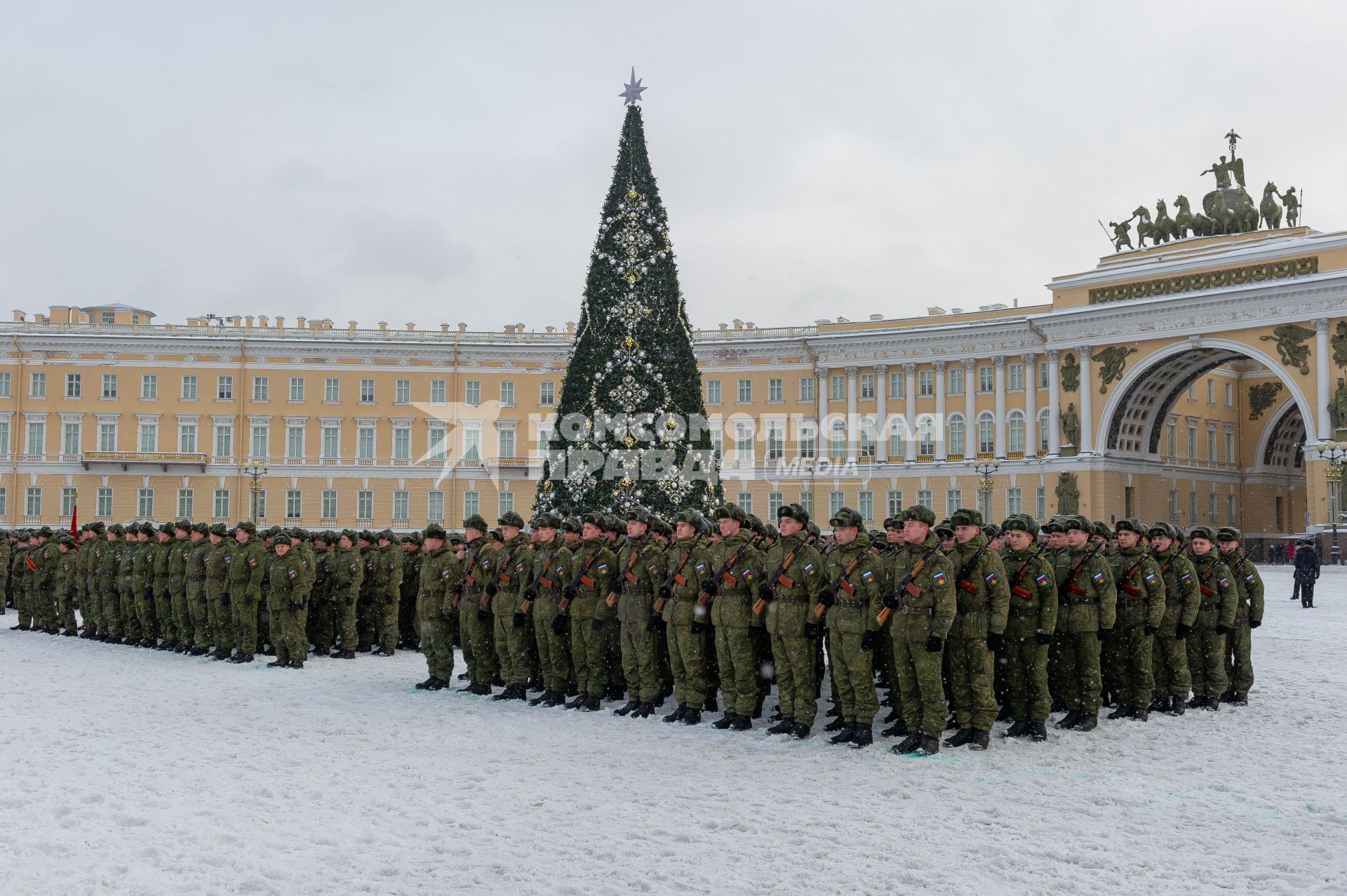 Санкт-Петербург. Военнослужащие на Дворцовой площади во время репетиции парада в честь 75-й годовщины полного освобождения Ленинграда от фашистской блокады.