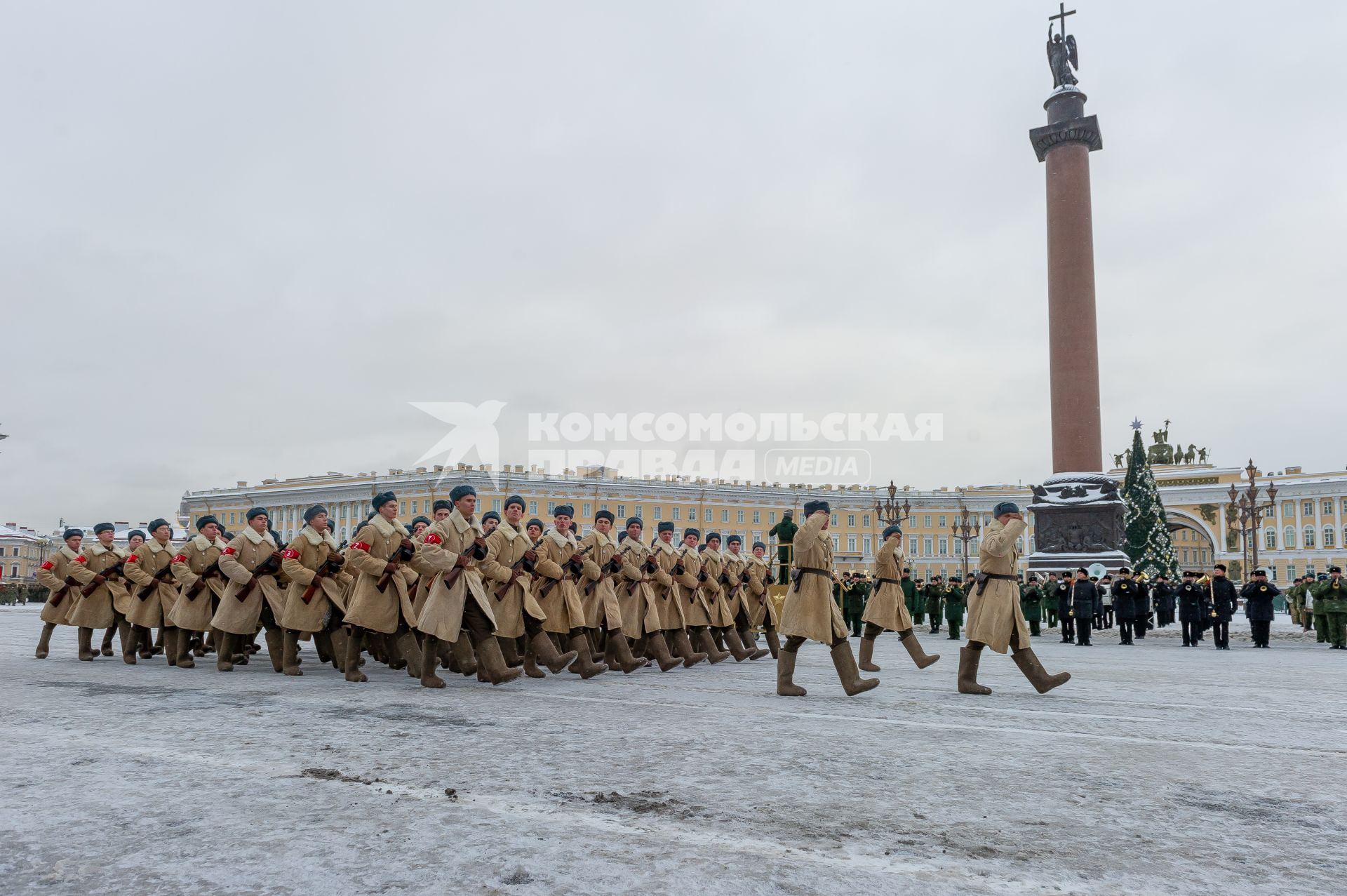 Санкт-Петербург. Военнослужащие на Дворцовой площади во время репетиции парада в честь 75-й годовщины полного освобождения Ленинграда от фашистской блокады.