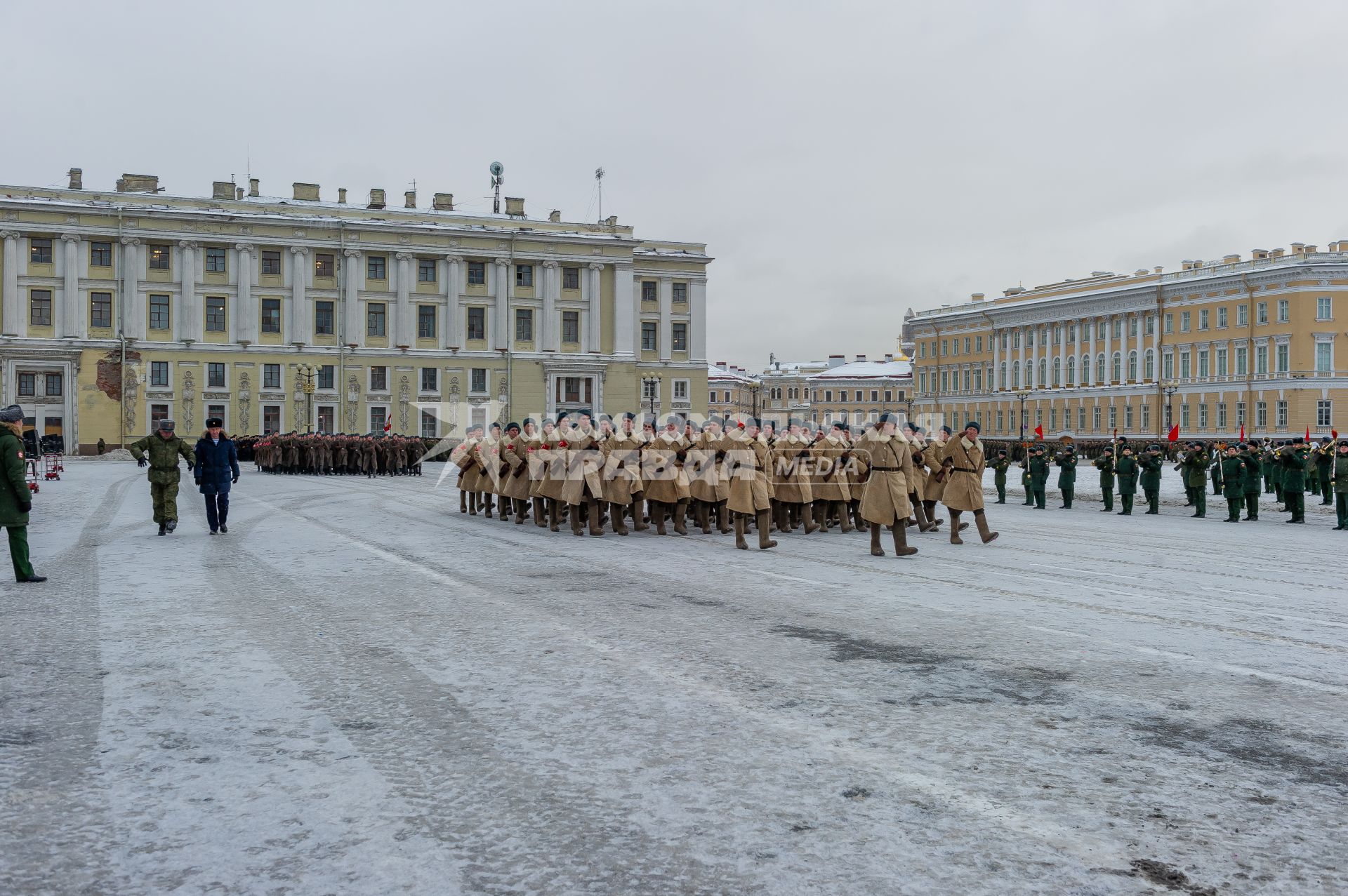 Санкт-Петербург. Военнослужащие на Дворцовой площади во время репетиции парада в честь 75-й годовщины полного освобождения Ленинграда от фашистской блокады.